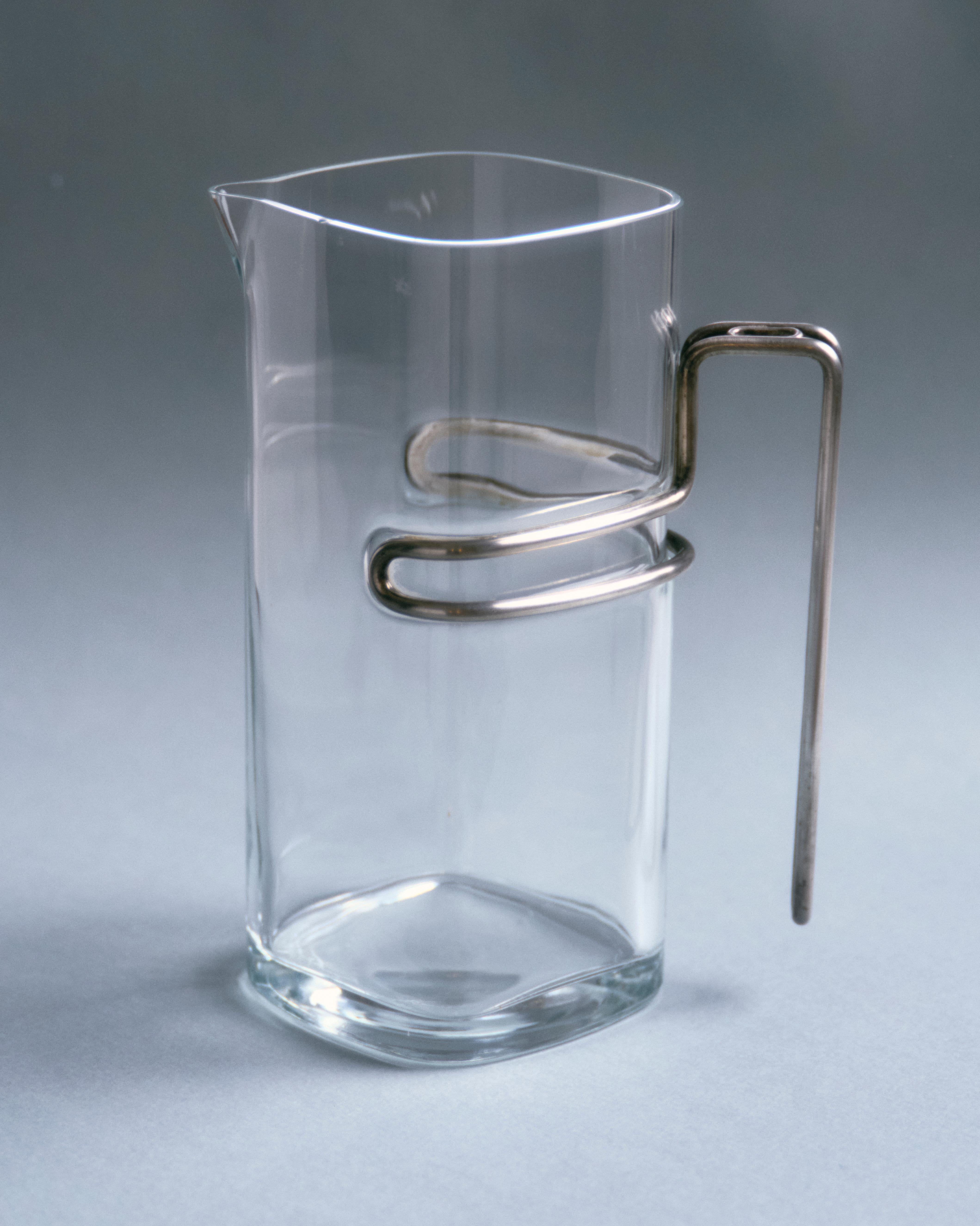 Ensemble composé d'une cruche et d'un seau à glace en verre soufflé, produit par Luigi Bormioli. Design moderniste, poignées en métal chromé avec structure tubulaire et détails sphériques. Travaux des années 1970. Excellent état. DV4945