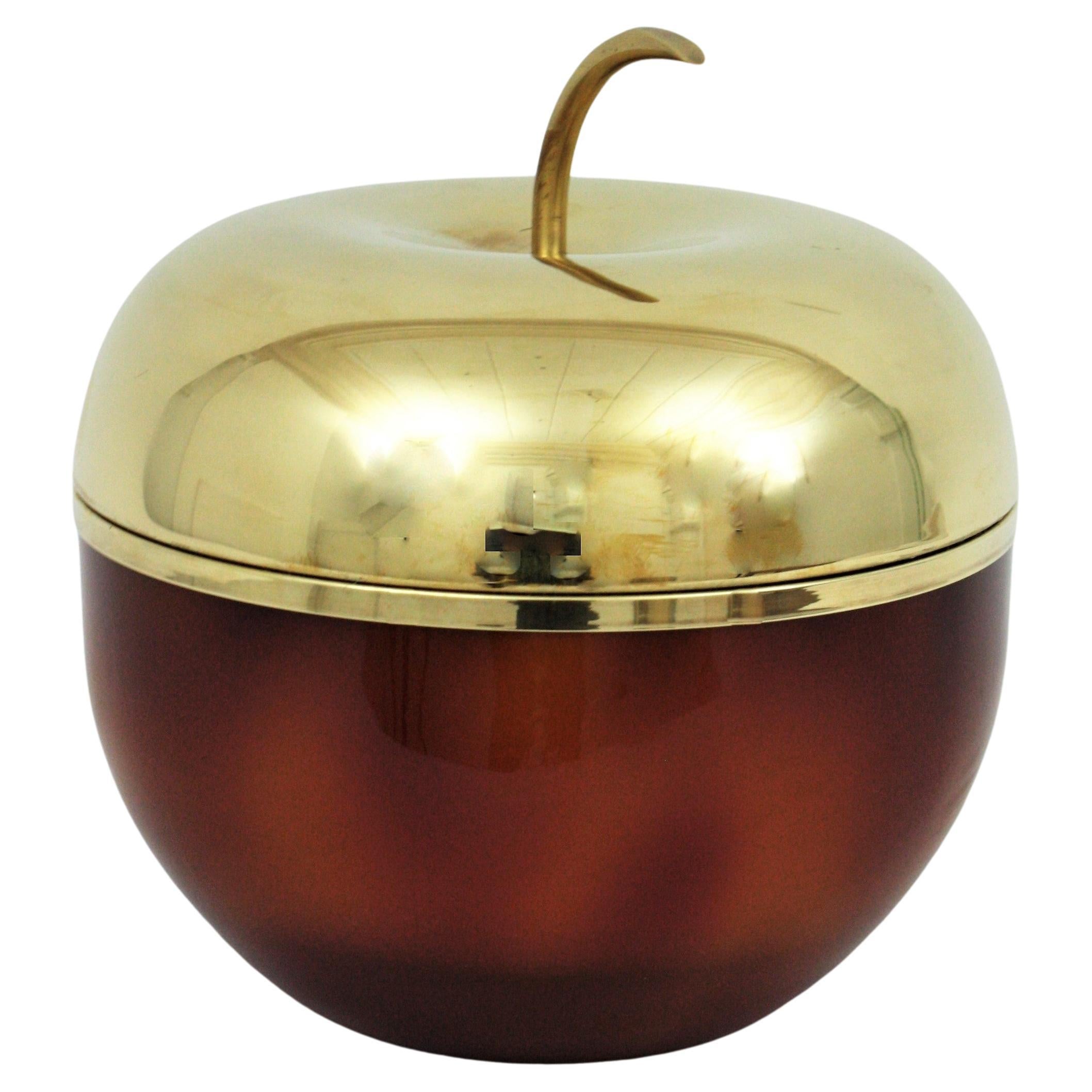 Apple Ice bucket, brass, Lucite, Spain, 1960s
A highly decorative faux tortoiseshell, metal plated and aluminum ice bucket or wine cooler in the manner of Mauro Manetti.
Use it in a dry bar, on a cocktails trolley or on a Martini Table. It will be