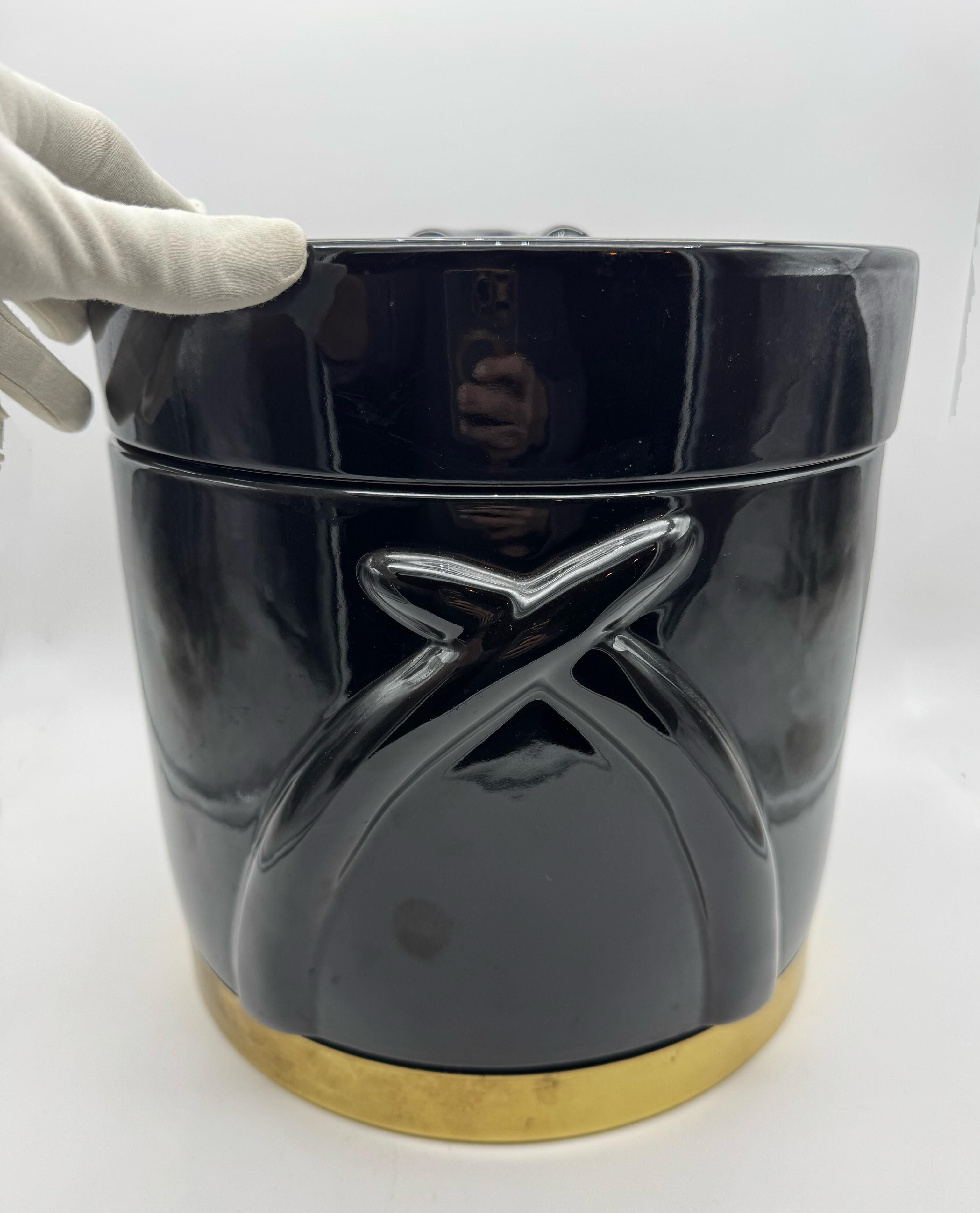 Dieser wunderschöne und elegante Vintage-Eiskübel aus den 1970er Jahren wurde von B Ceramiche für Romaní Furniture in Italien hergestellt. Die Ästhetik des Stücks mit seiner polierten Keramik und der Verwendung eines Edelmetalls am Sockel ist sehr