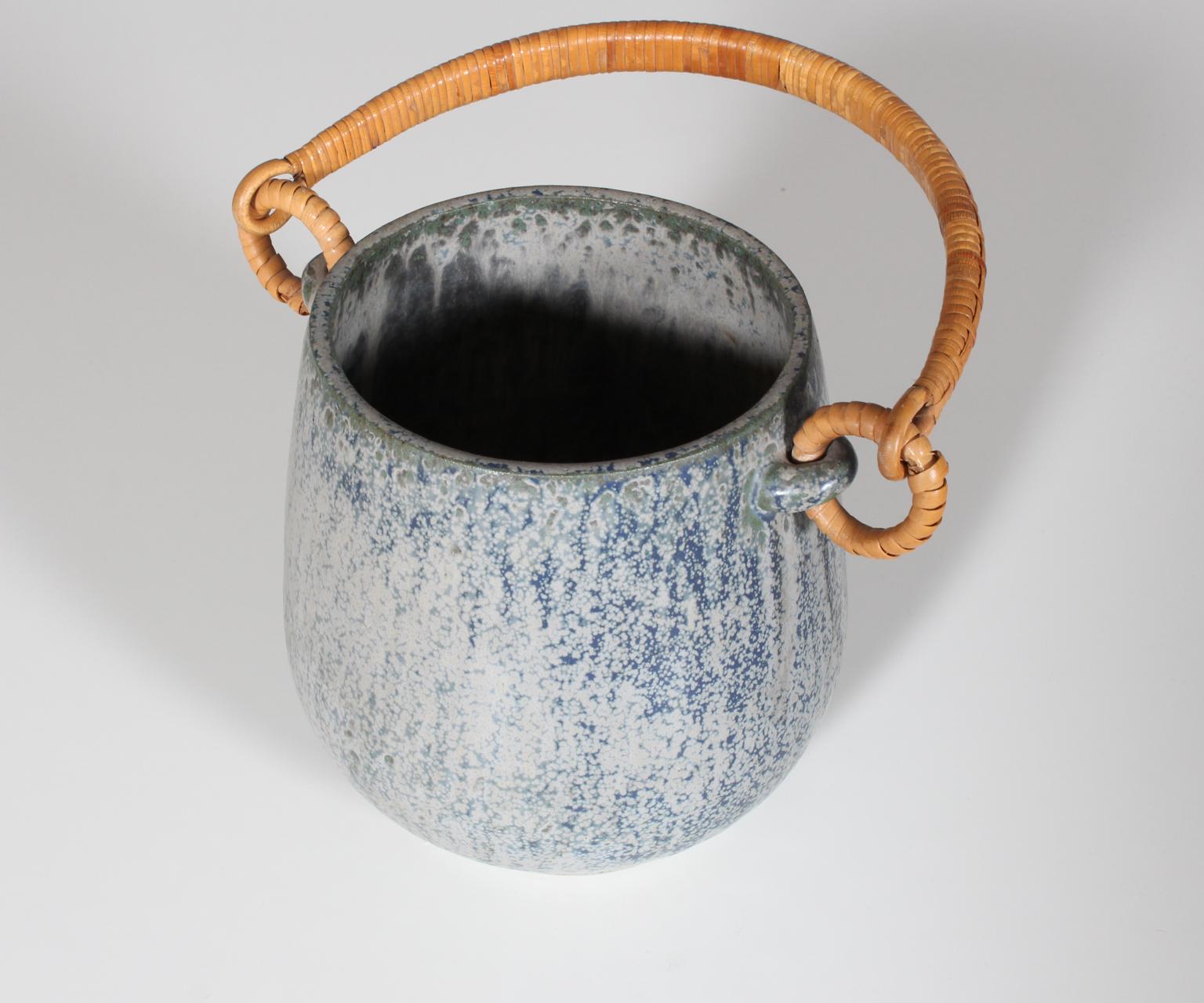 Ice bucket in glazed stoneware of greyblueish-colored shades with paper cord handles. The bucket is designed by Arne Bang, circa 1940-1960.

  
