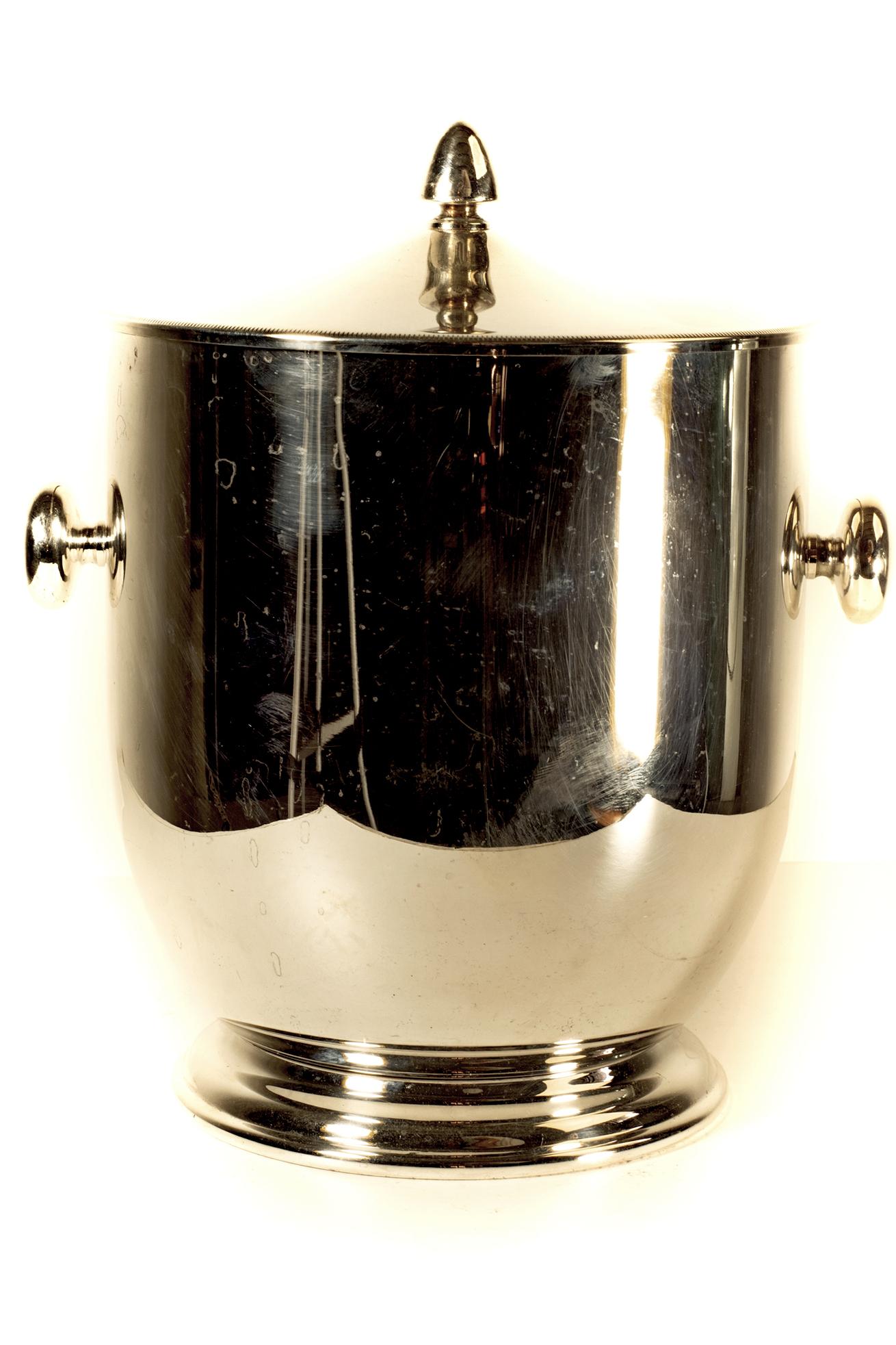 An elegant and classic insulated ice bucket with lid by Maestri. Stamped in the bottom with makers name and the name of the collection. Fully functional and in great condition. No dents or damages.