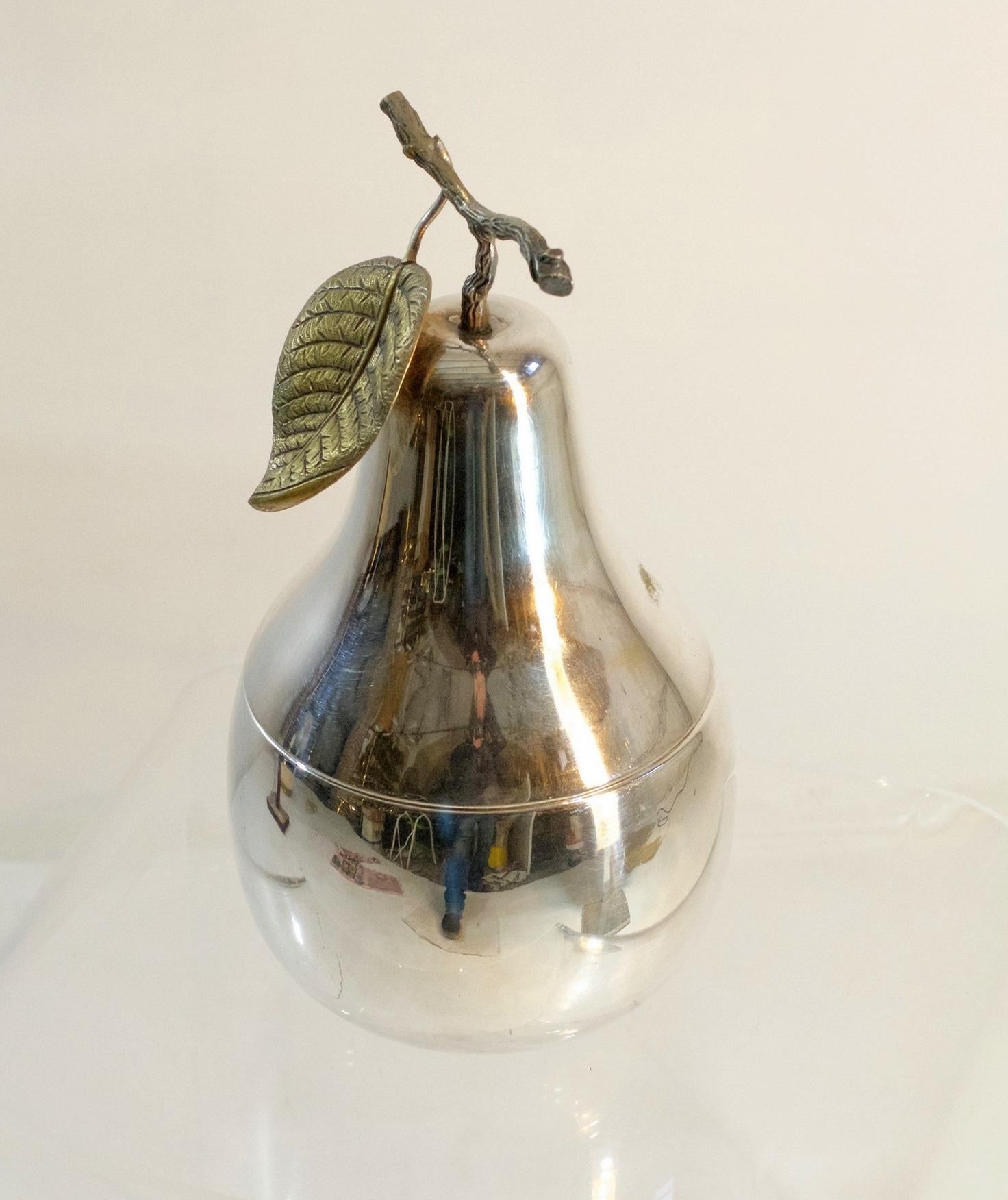 Large Ice bucket designed like a pear with metal inside by Italian manufacturer Teghini Firenze in silver plate and in great condition. Without dings or damages.