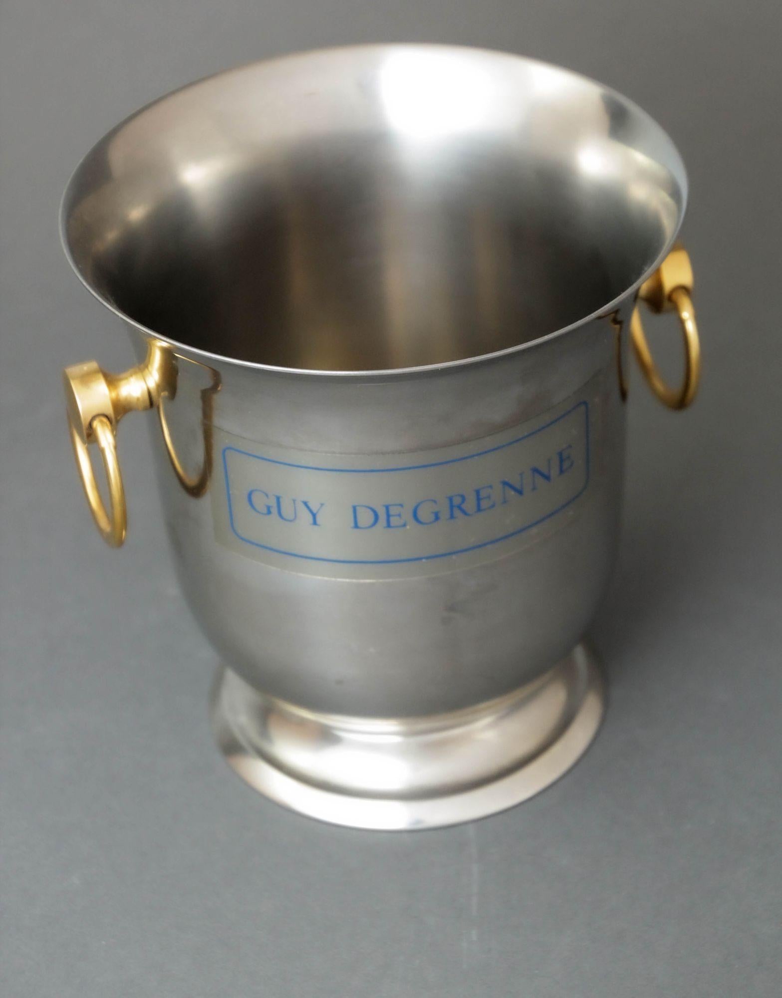 Vintage Maison francese Guy Degrenne Piccolo secchiello da champagne 1970.
Secchiello per ghiaccio in acciaio inox per champagne e vino di Guy Degrenne Paris France.
Un secchiello da champagne classico ed elegante, completo di etichetta