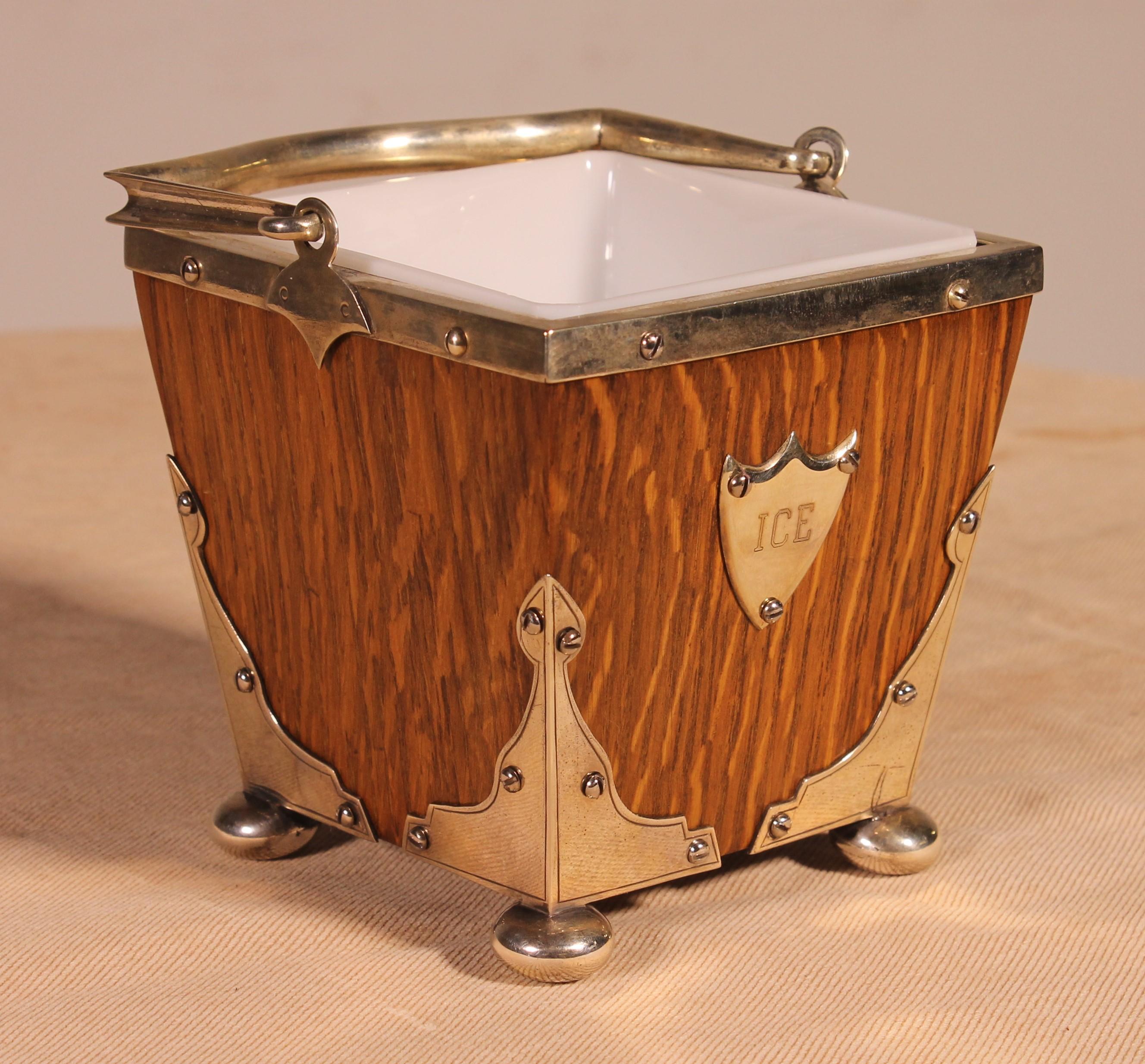 lovely little ice bucket in oak and silver metal from the 19th century from England

Lovely object with its porcelain container

Very beautiful square model of good quality with its very decorative silver metal

In superb condition and beautiful
