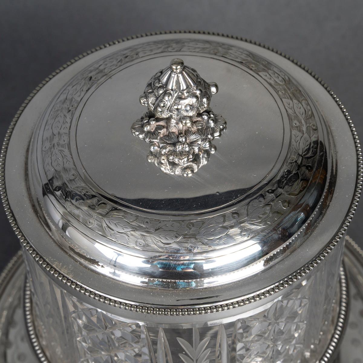 Seau à glace, glacière, début du 20e siècle, style Napoléon III.

Seau à glace, glacière en cristal et métal argenté du début du 20e siècle, style Napoléon III.
H : 21cm, D : 19cm