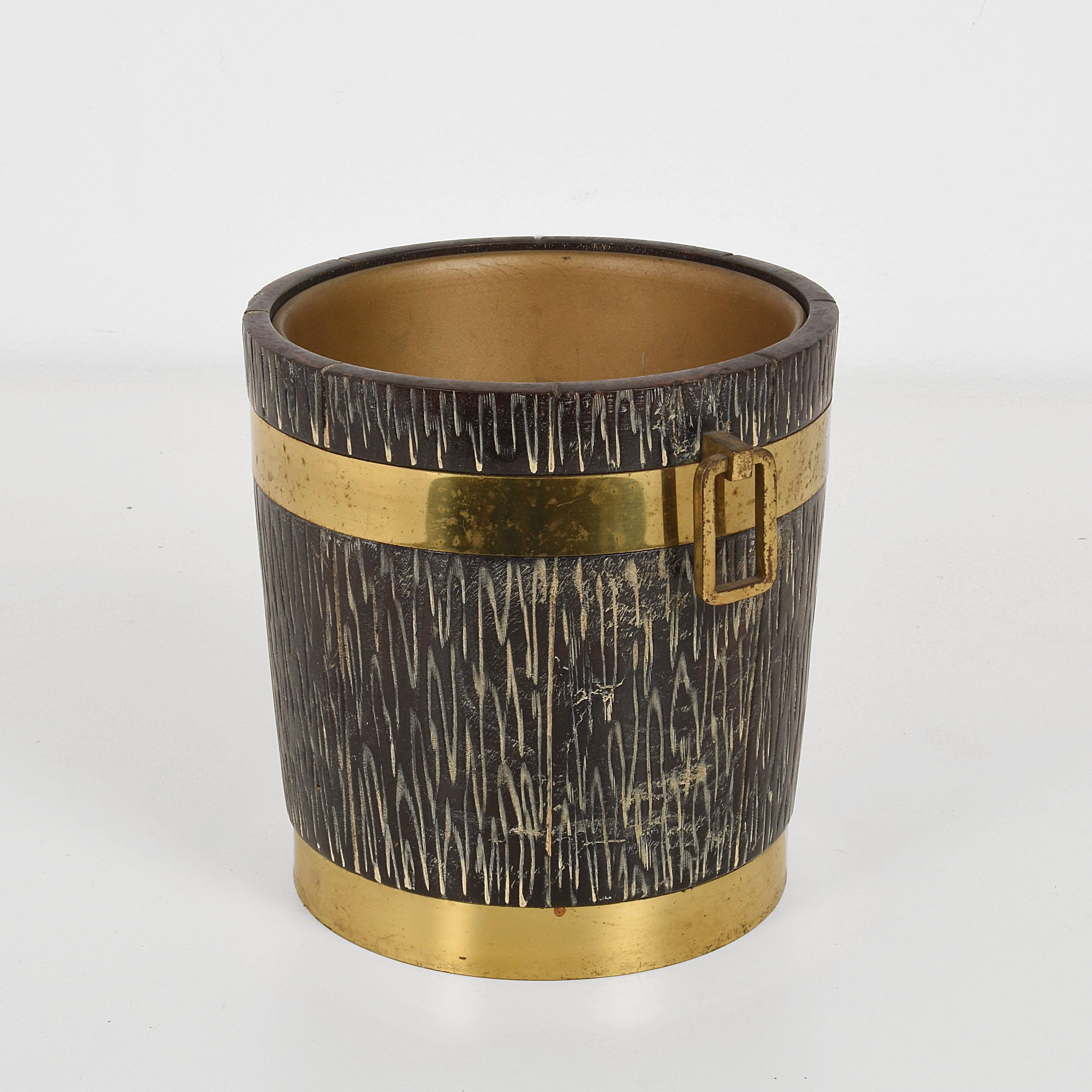 Elegant ice bucket by Aldo Tura for Macabo by Cusano Milanino
Carved wood with brass finishing’s. Golden aluminum tray inside.