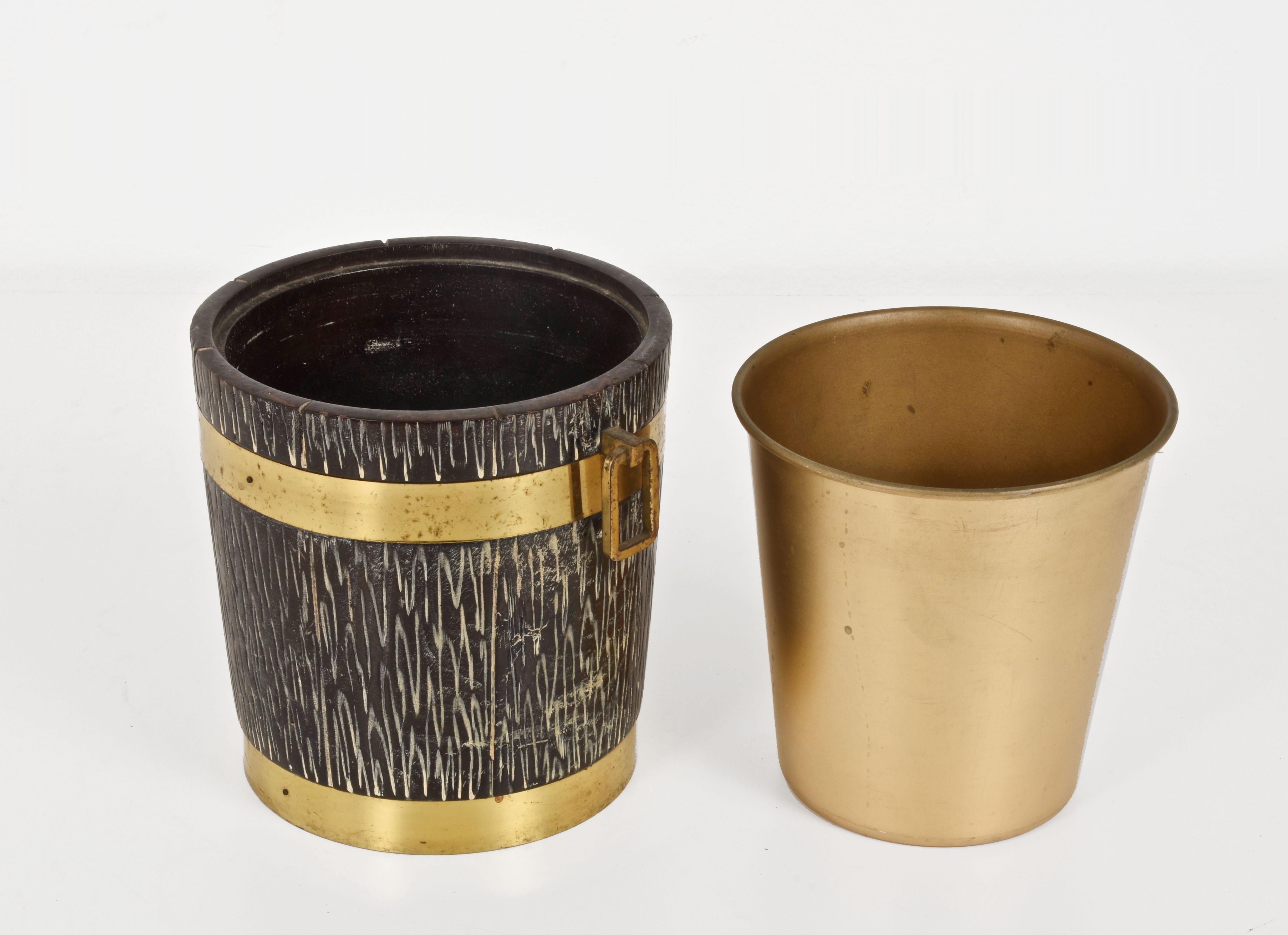 Mid-Century Modern Ice Bucket for Macabo in Carved Wood and Brass, Italy 1950s by Aldo Tura