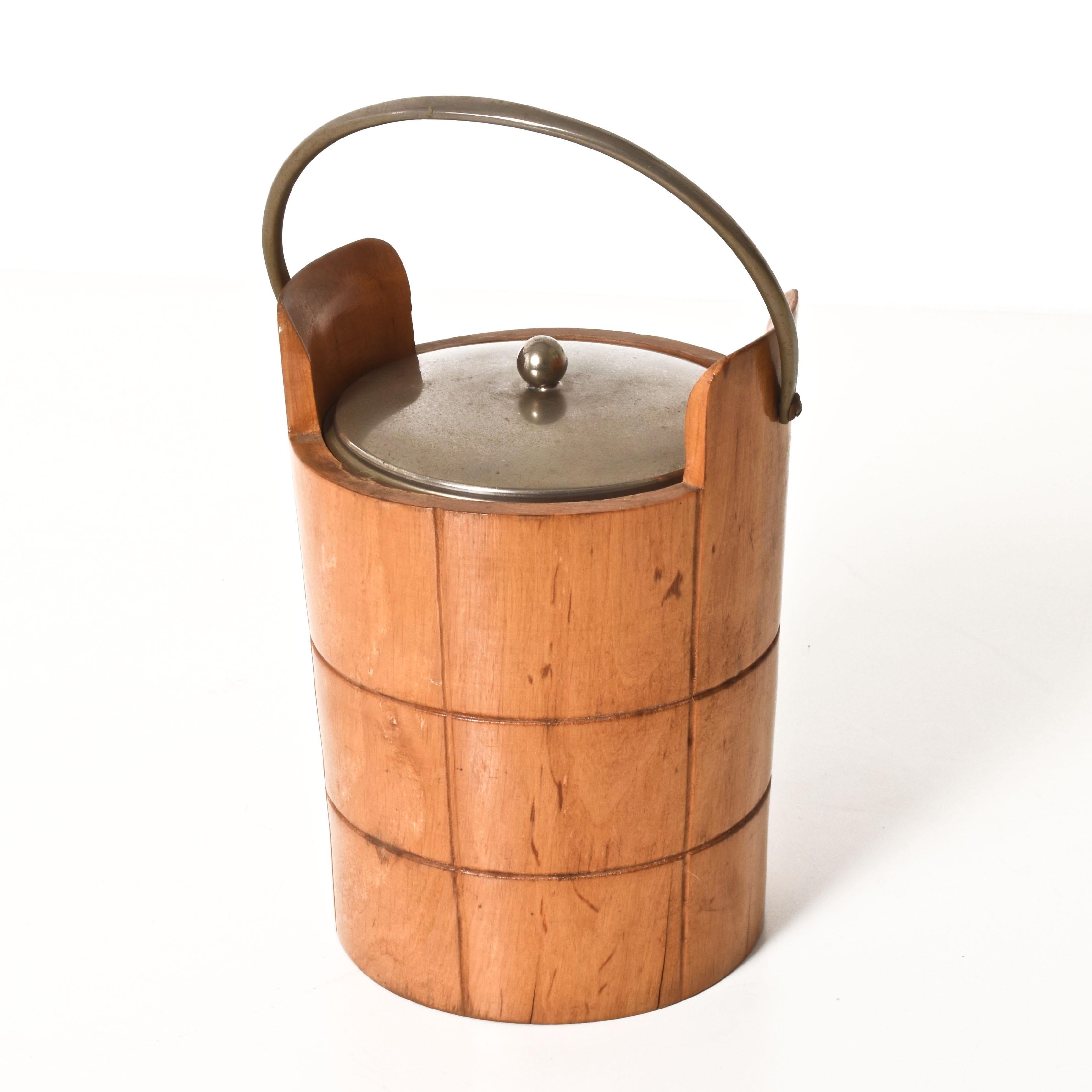 Elegant ice bucket by Aldo Tura for Macabo by Cusano Milanino
Carved wood with metal finishing’s. Aluminum tray inside.