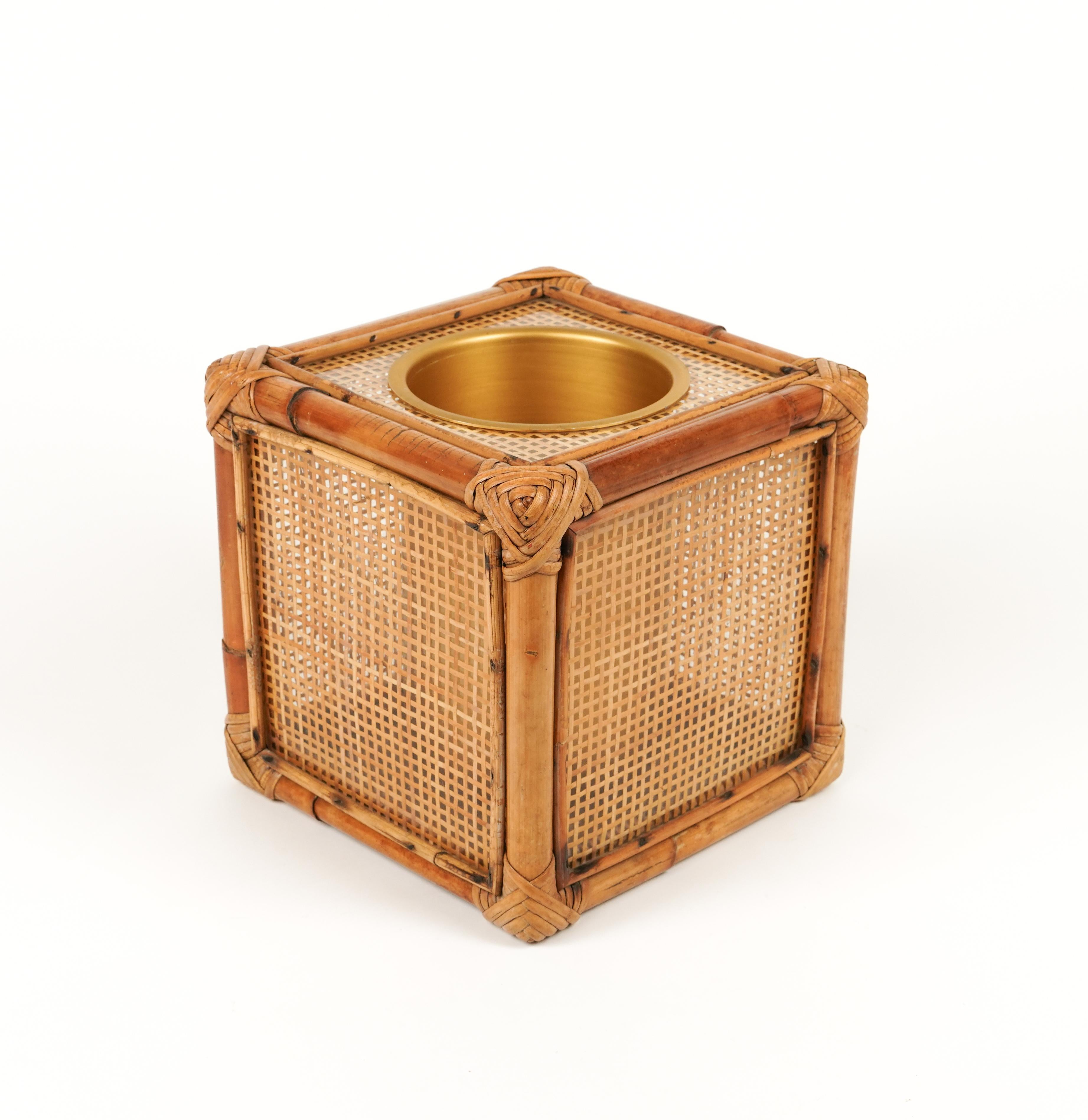 Midcentury cube barware ice bucket in bamboo, rattan and lucite in the style of Christian Dior Home.   

Made in Italy in the 1970s.