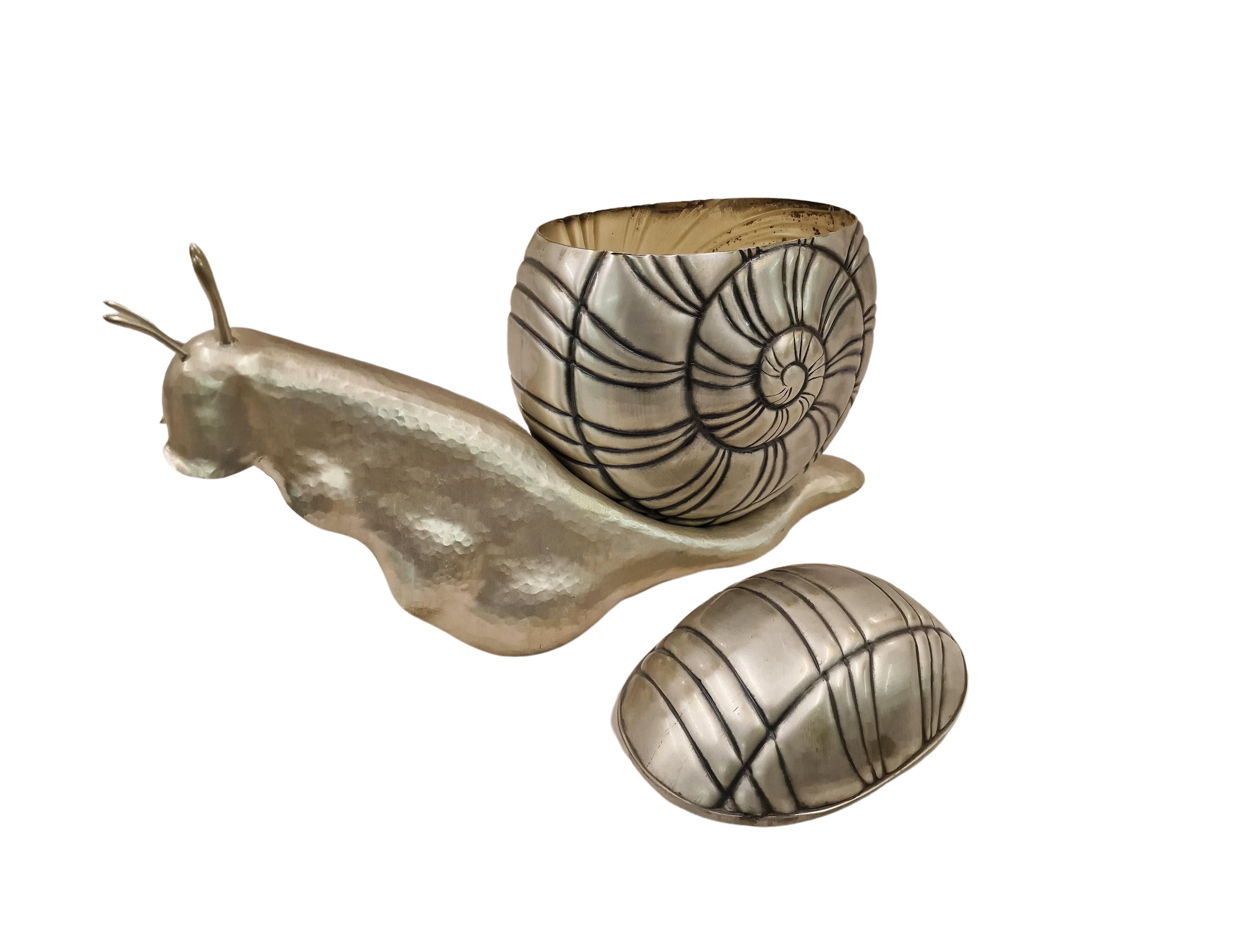 This charming ice bucket is a spectacular piece of use and decoration for any table-scape. 

This beautifully executed ice bucket is in the shape of a snail of an eclectic design.

The wonderfully crafted snail shell can be opened from above with a