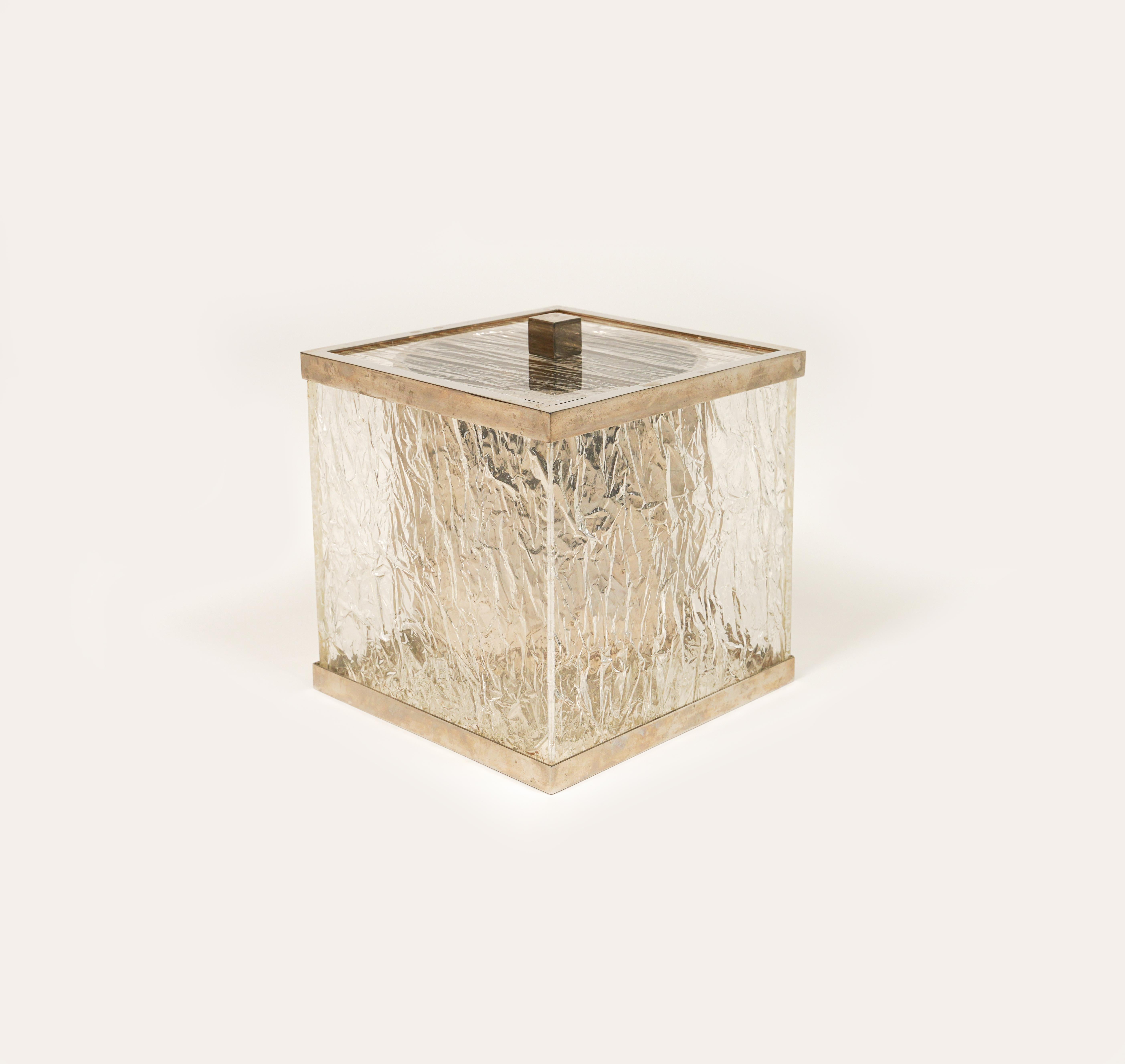 Midcentury amazing ice bucket in lucite ice effect and steel in the style of the Italian designer Willy Rizzo.

Made in Italy in the 1970s.