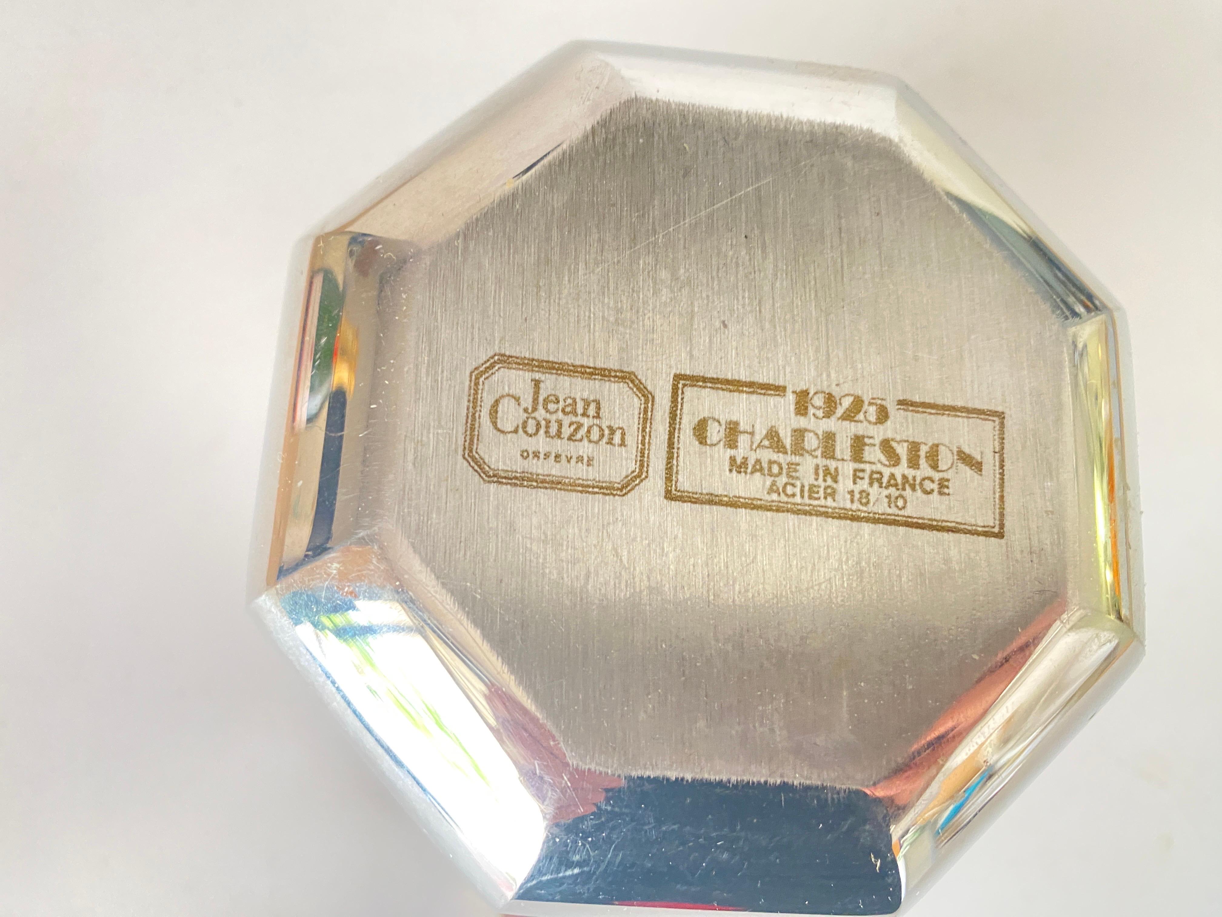Dieser Eiskübel ist aus Stahl. Sie stammt aus Frankreich und wurde um 1970 vom Goldschmied Jean Couzon hergestellt. Es ist die  Charleston Modell.
Farbe Silber und Gold.
