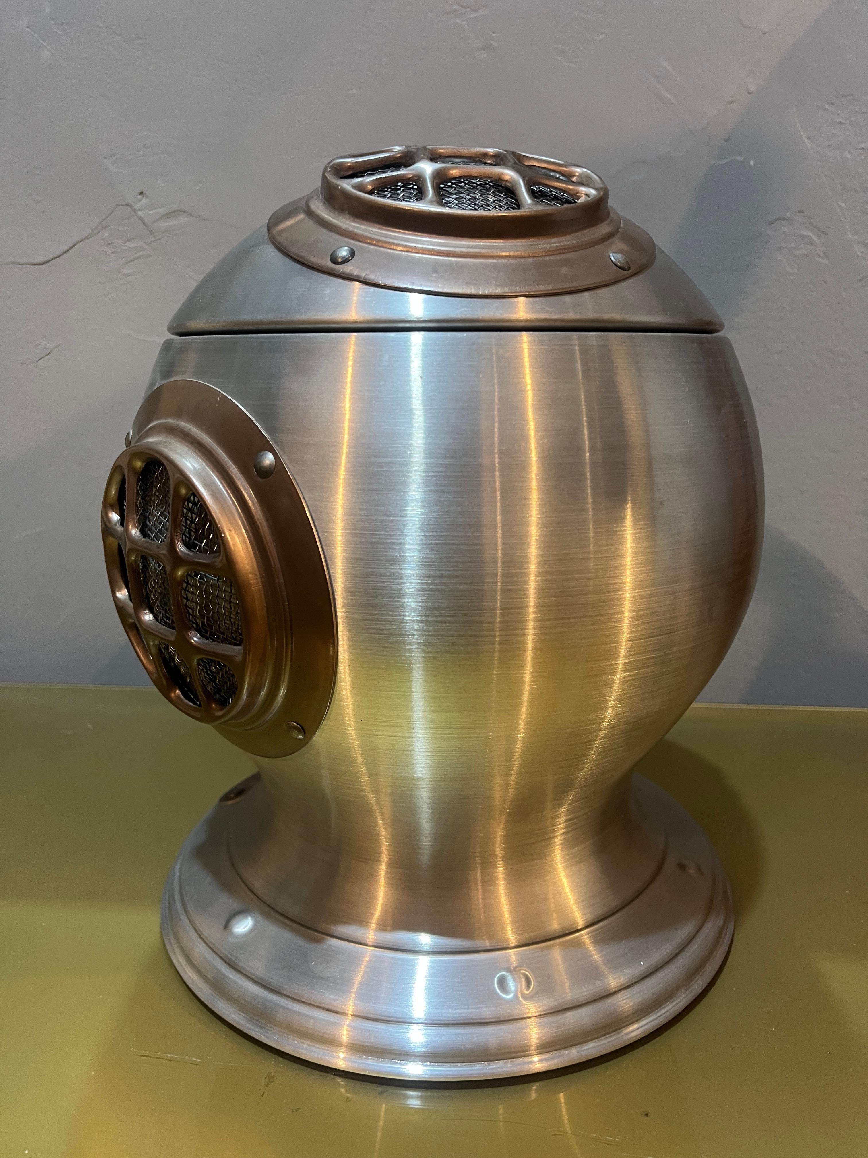 Ice bucket in the shape of a diving suit in plastic from the 70s, by Novarredo Livorno. Product in good condition with small wear caused by the years and use. Novarredo Livorno was born with the aim of offering furnishing solutions that combine
