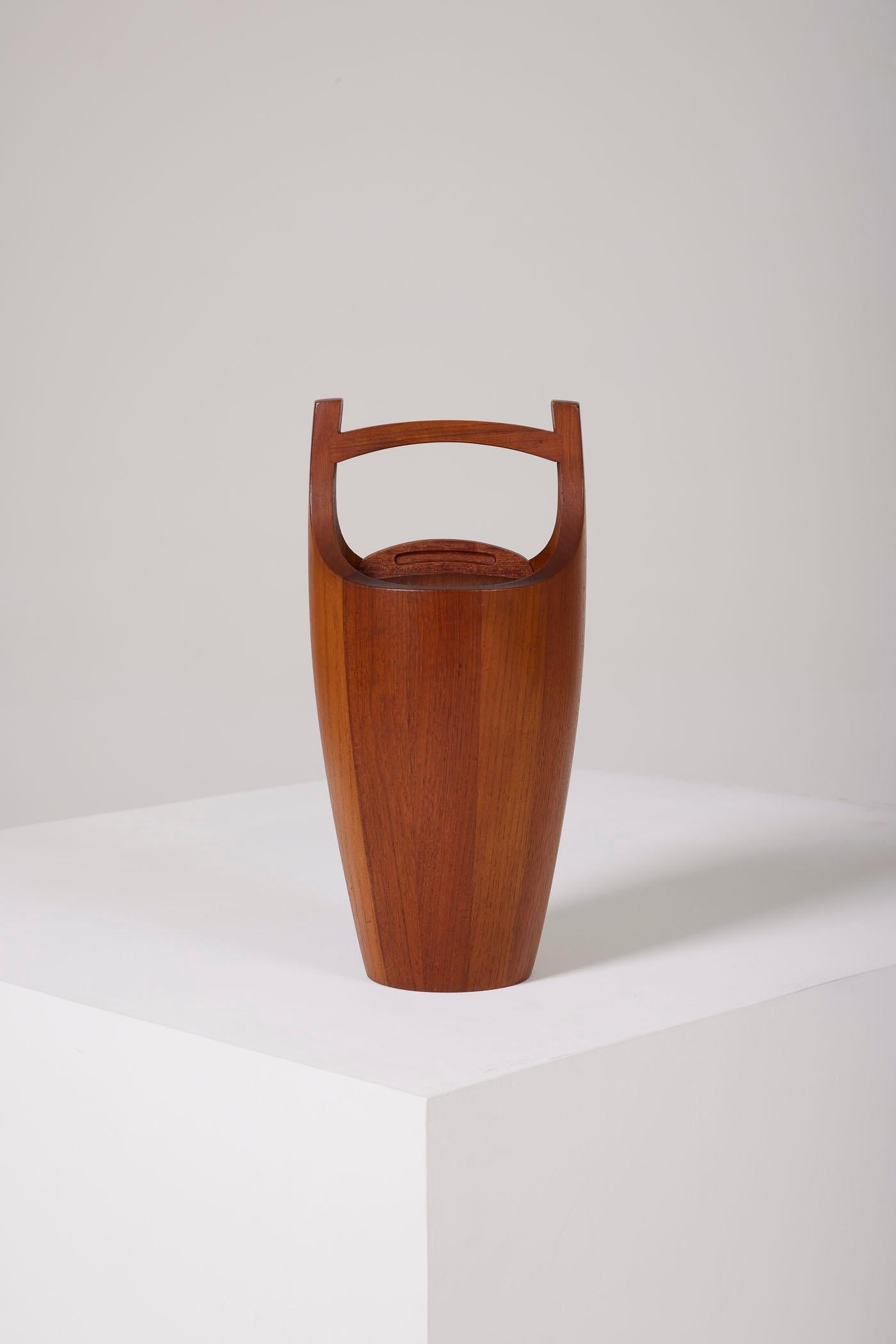Ice bucket from the Congo by Jens Harald Quistgaard, Denmark, 1960s. Very good overall condition.
DV315
