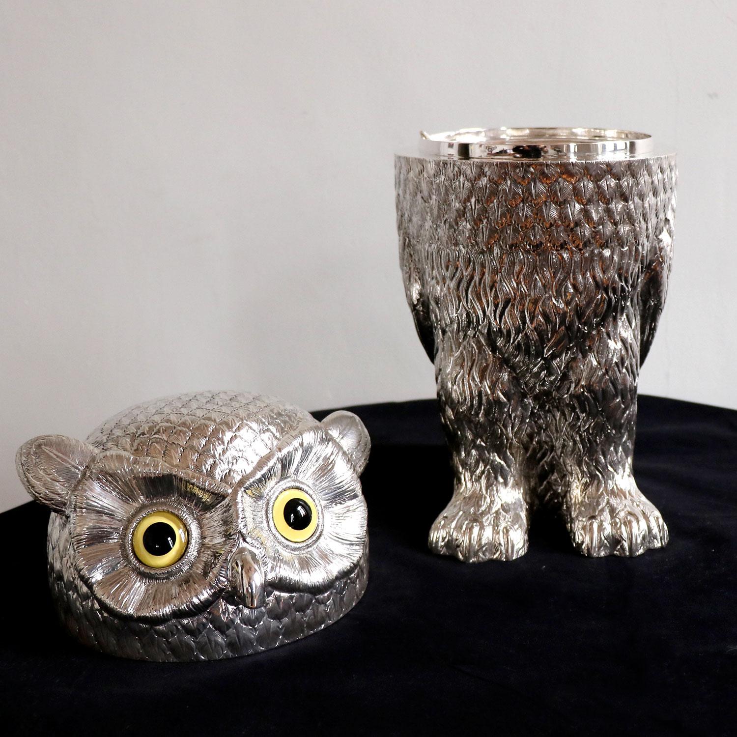 Ice bucket owl by Alcino Silversmith 1902 is a handcrafted handcrafted piece in Sterling Silver 925, hammered and chiseled by excellent craftsmen, giving this piece a much higher future valorization.

This piece is a bucket ice composed by three