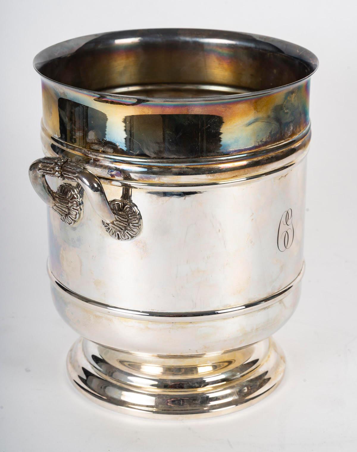Secchiello per il ghiaccio, metallo argentato, Maison Christofle, circa 1900.

Secchiello per il ghiaccio, stile Napoleone III, 1900 circa, metallo argentato, Maison Christofle.
H. 22,5 cm, D. 19 cm