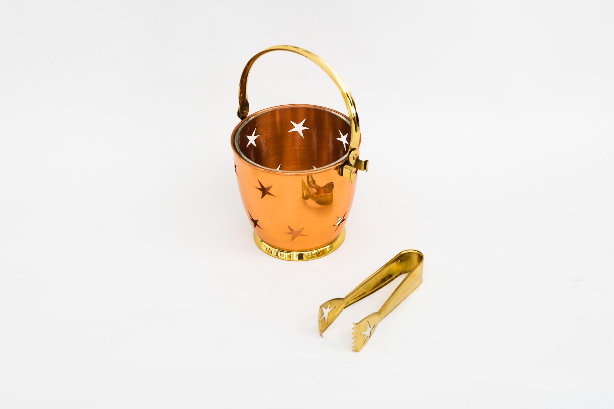 Mid-Century Modern Ice Bucket with Ice Tong in Copper and Brass and a Glass Cup Inside Around 1950s For Sale