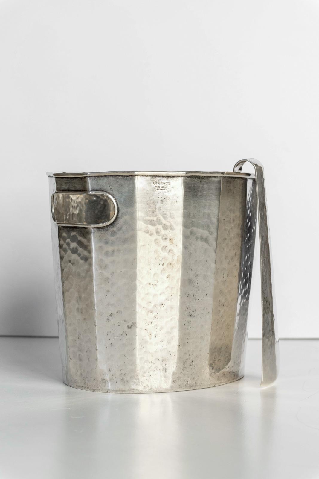 Cubitera con pinzas, Orfebrería Cassetti, Florencia 1968
Detalles del producto
Dimensiones: 24 An x 19 Al x 17 Pr cm
El precio se refiere a un soporte para cubitera y una pinza para hielo.