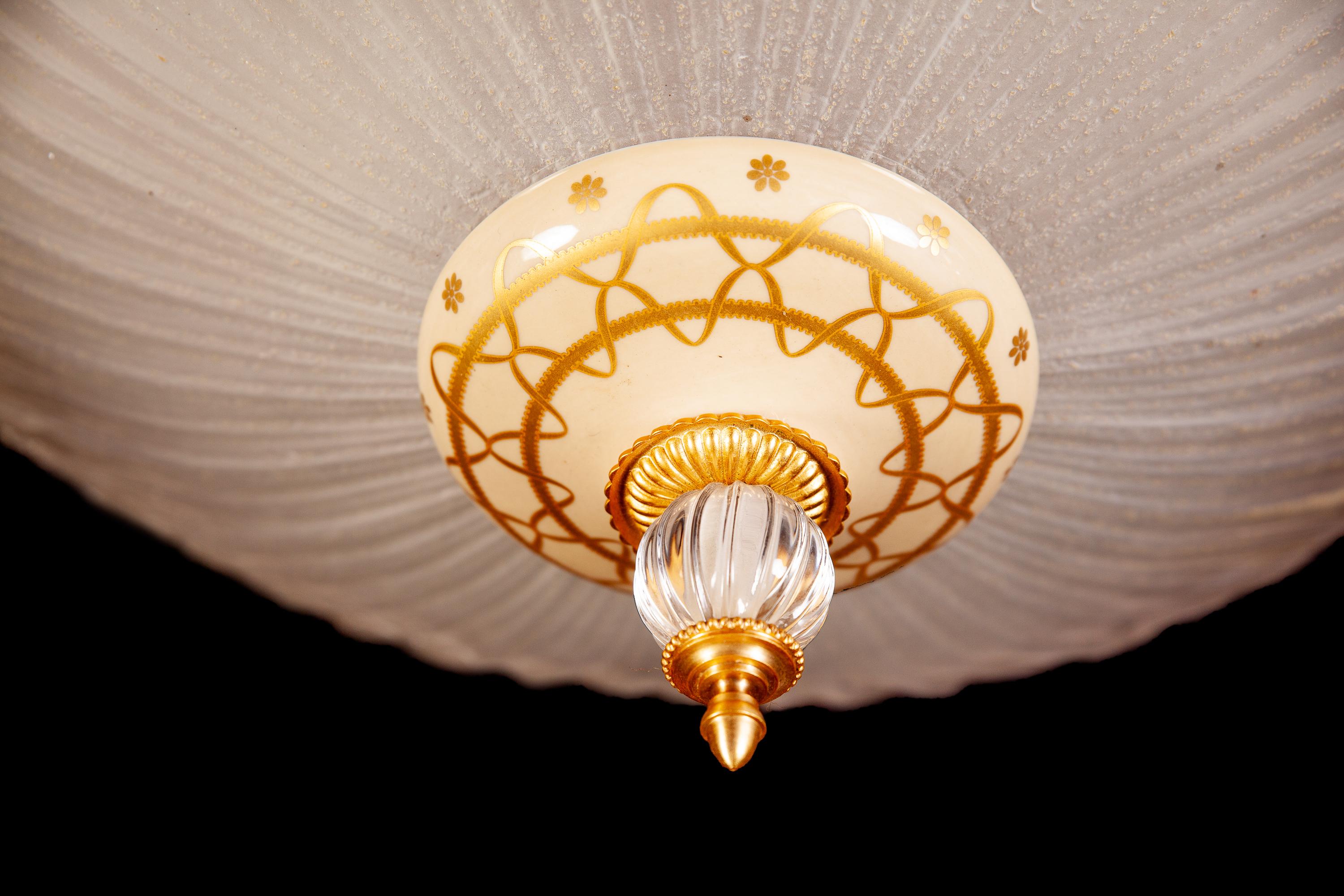 Wunderschöne Deckenleuchte aus italienischem Muranoglas aus der Mitte des Jahrhunderts von
Barovier e Toso, 1950 mit vergoldetem Dekor aus bemaltem Porzellan. 

Thee Glühbirnen E 27 \4 W.
  