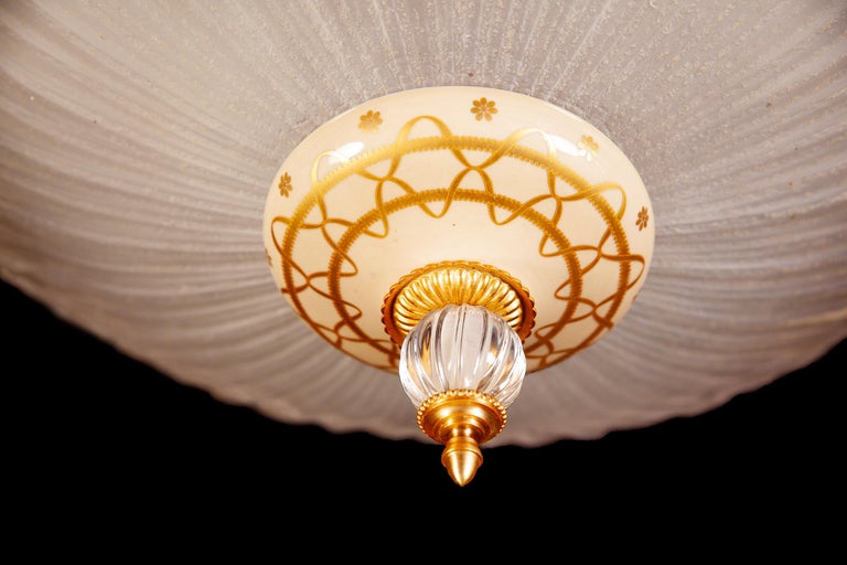 Wonderful midcentury Italian Murano glass ceiling fixture by
Barovier e Toso, 1950 with a gild Painted porcelain decoration. 

Thee light bulbs E 27 \4 W.
  