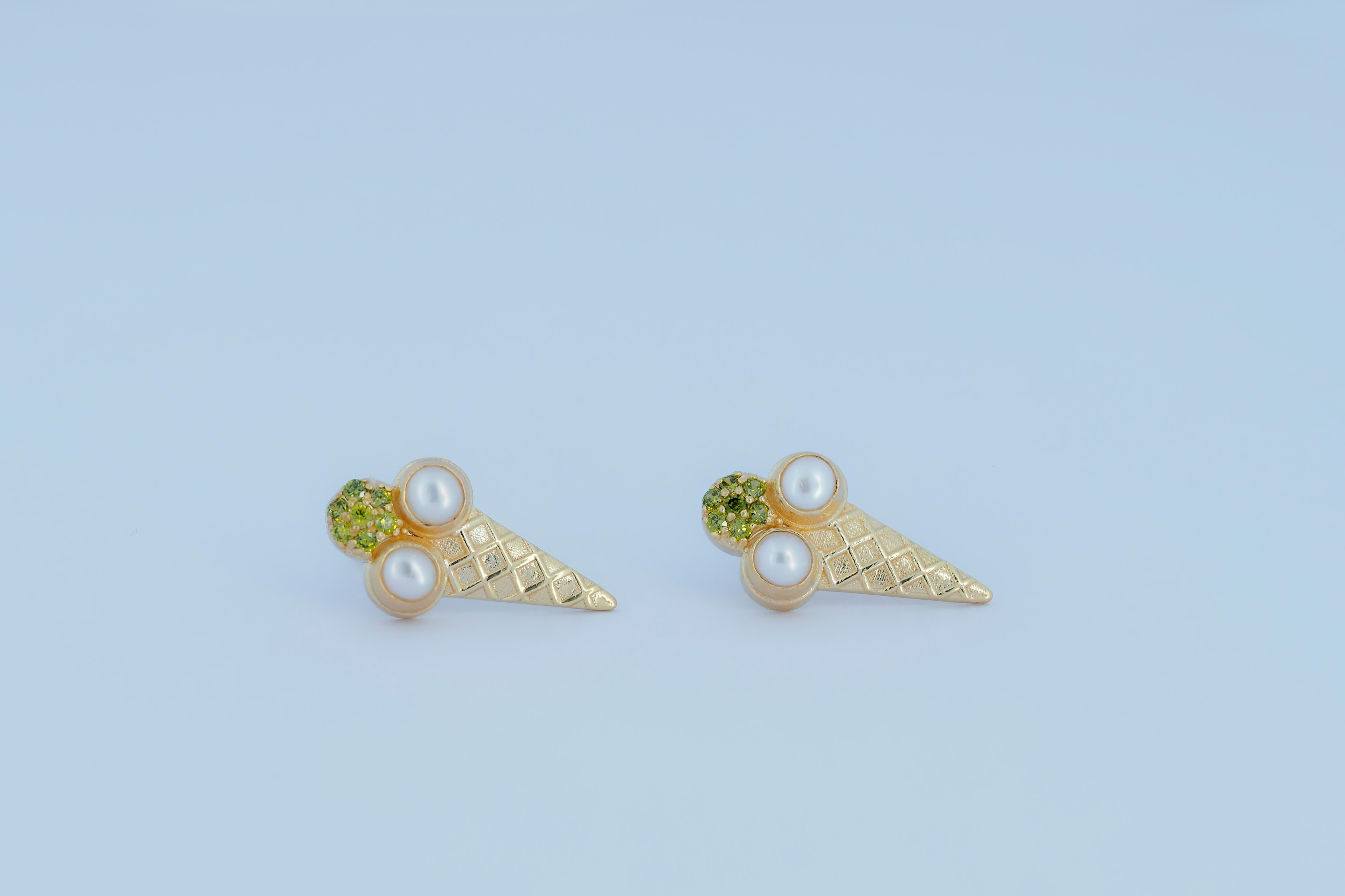 Ice cream funny earrings studs with peridots and pearls in 14k gold In New Condition For Sale In Istanbul, TR