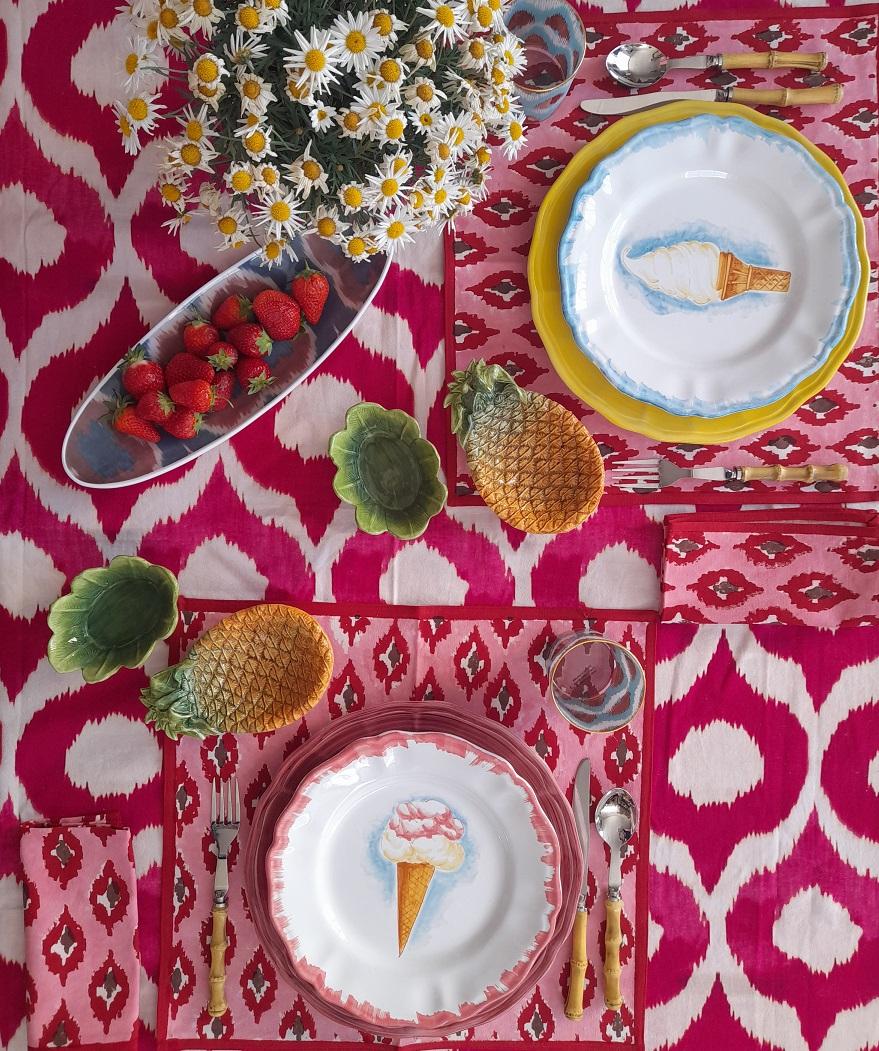italien Assiettes en céramique peintes à la main couleur crème glacée, fabriquées en Italie, lot de 2 en vente