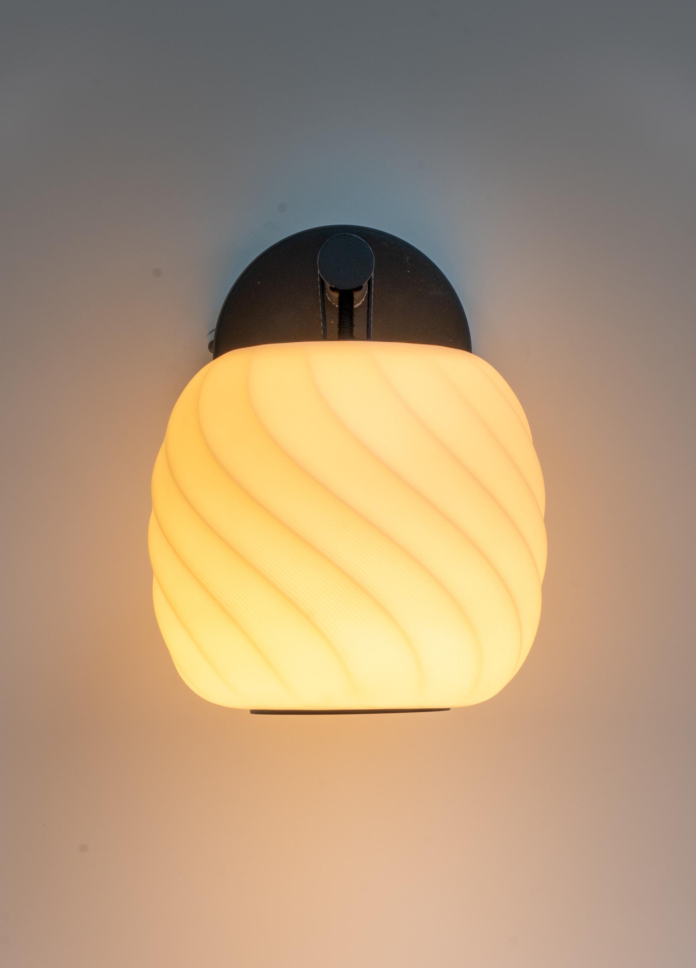 Applique en porcelaine translucide, de la collection Ice Cream.

La collection Ice Cream s'enrichit de cette version à accrocher au mur. Les lampes de cette série, inspirées par les courbes ondulées des glaces et par les lanternes traditionnelles