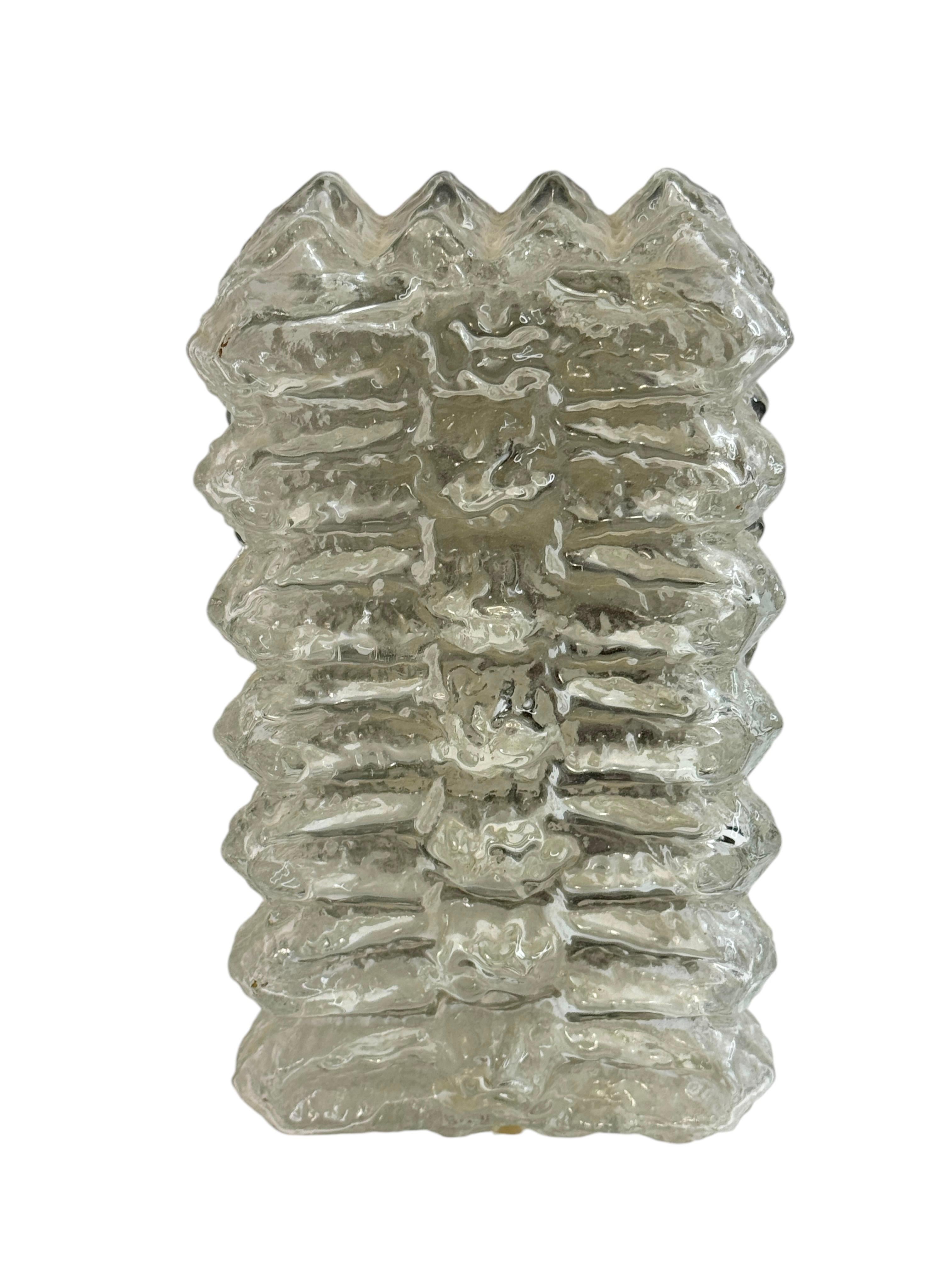 Kleine Leuchte von RZB Leuchten. Es handelt sich um ein klares Glas mit einem Metallrahmen. Die Leuchte hat eine europäische E14-Fassung. Sie benötigt eine europäische E14-Kandelaberlampe mit bis zu 60 Watt. Eine schöne Wandleuchte für Ihren