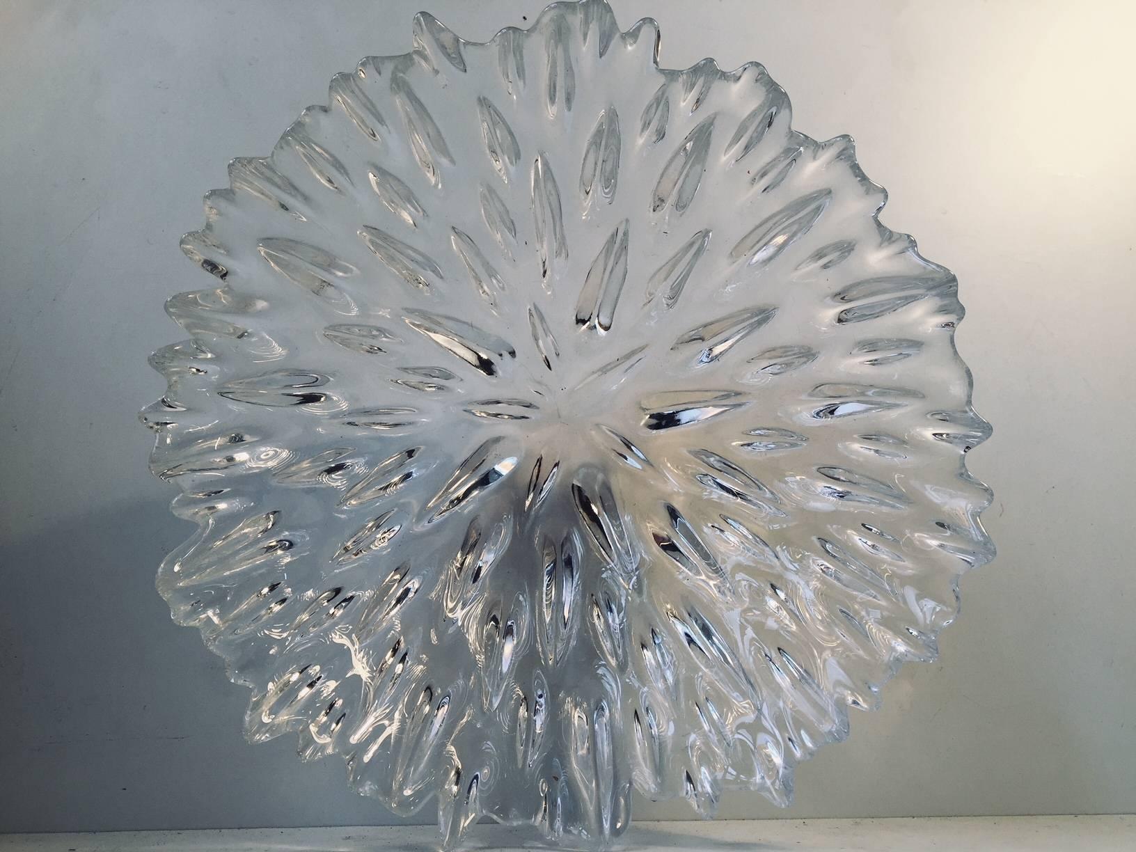 Bol en cristal à bourgeons conçu par Per Lütken dans les années 1970 et fabriqué par Royal Copenhagen en 1991. Le bol est lourd et pèse environ 1,5 kg. Sur le plan stylistique, le design se situe à la frontière entre les courbes organiques et