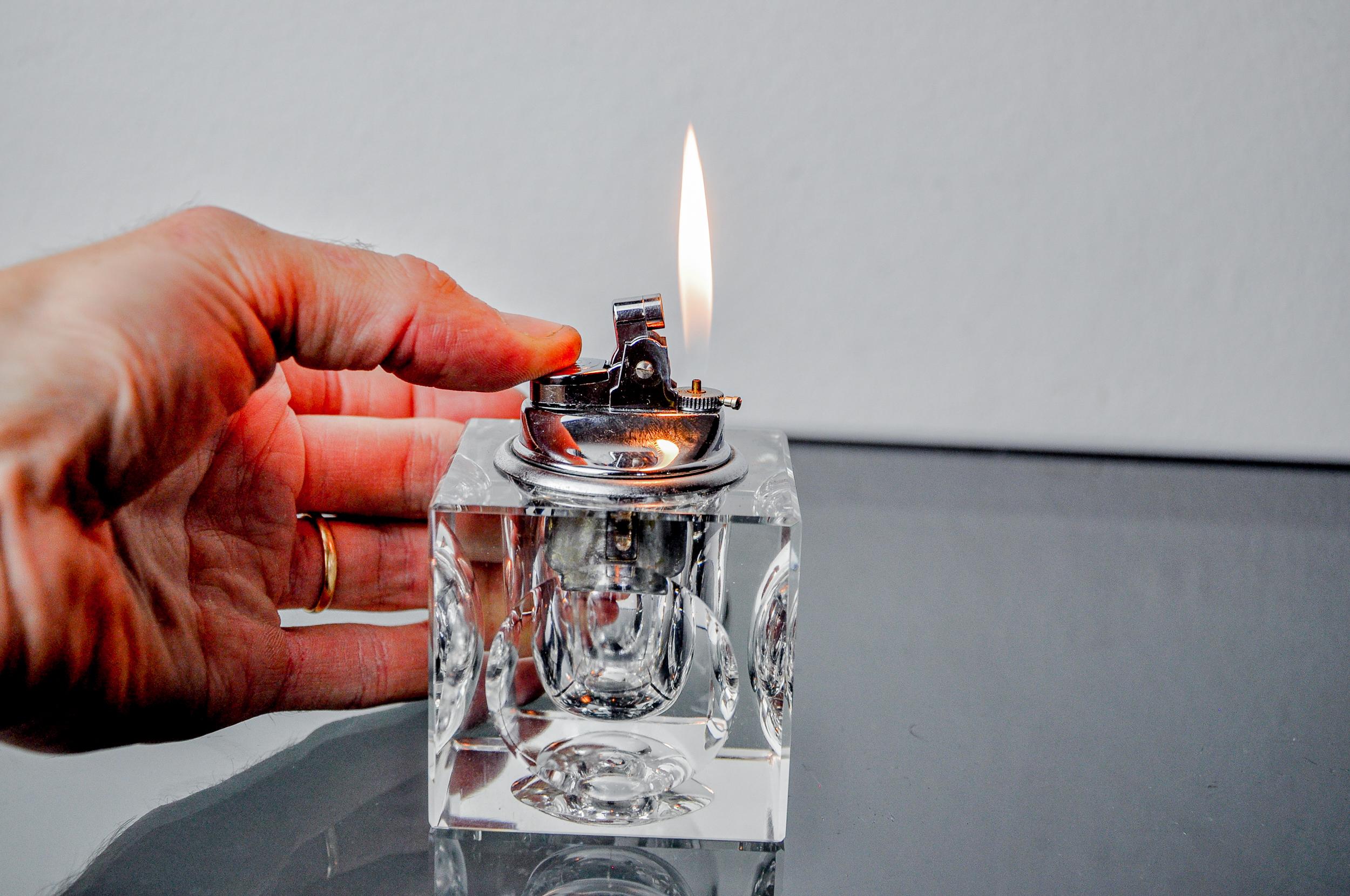 Superbo e raro accendino per cubetti di ghiaccio progettato e prodotto da Antonio Imperatore in Italia negli anni Settanta. Accendino in vetro di Murano con effetto smerigliato e lente d'ingrandimento, realizzato a mano da maestri vetrai veneziani.