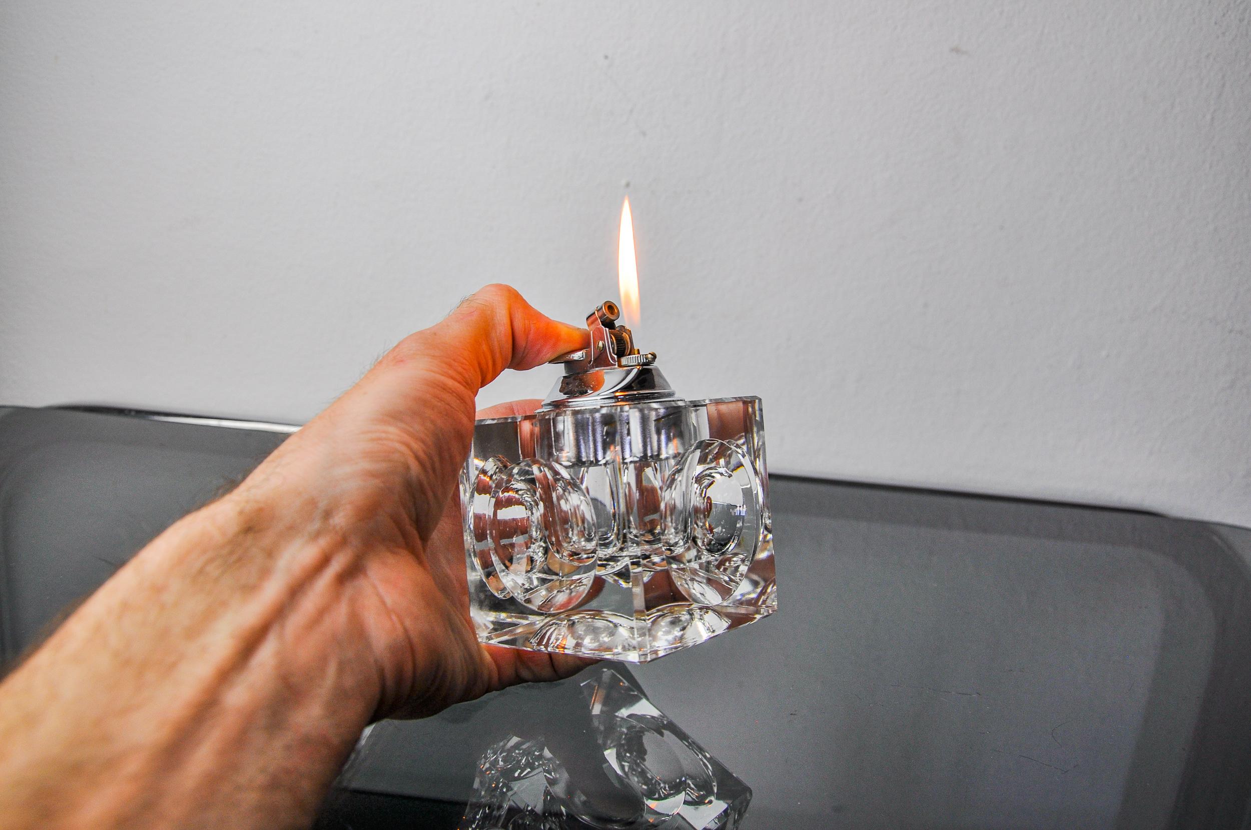 Magnífico y raro encendedor de cubitos de hielo diseñado y fabricado por Antonio Imperatore en Italia en la década de 1970. Cenicero de cristal de Murano con efecto lupa en sus facetas, fabricado a mano por maestros vidrieros venecianos. Objeto