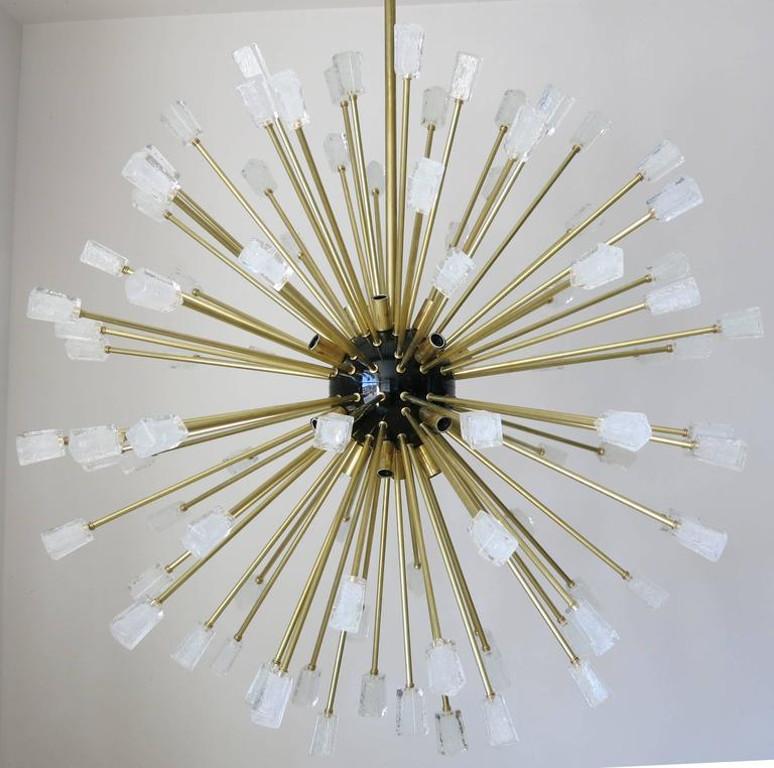 Modern Italian sputnik chandelier composed of 96 unique clear Murano glass cubes blown in Pulegoso technique to provide an opaqued appearance with clustered bubbles within the glass, mounted on brass metal frame with black enameled center and canopy