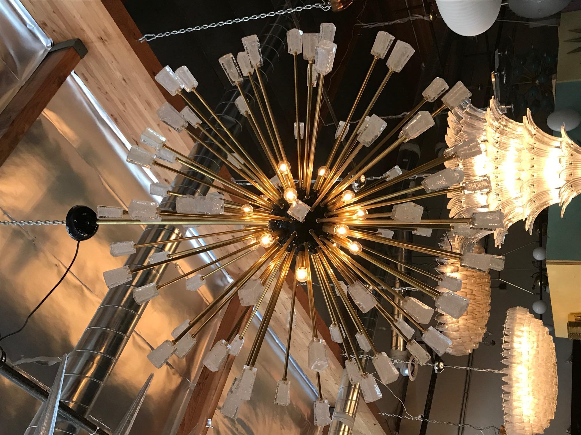 XXI secolo e contemporaneo Lampadario Ice Cubes Sputnik di Fabio Ltd in vendita