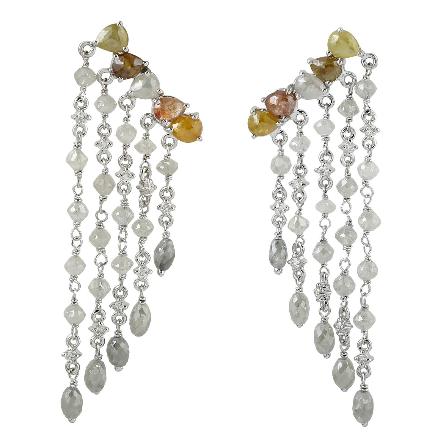 Chandelier-Ohrringe aus 18 Karat Weißgold mit Eisdiamanten und Diamanten im Zustand „Neu“ im Angebot in New York, NY