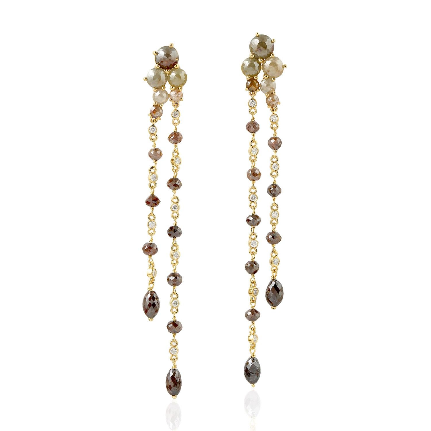 Moderne Boucles d'oreilles pendantes en or 18 carats avec diamants de glace en vente