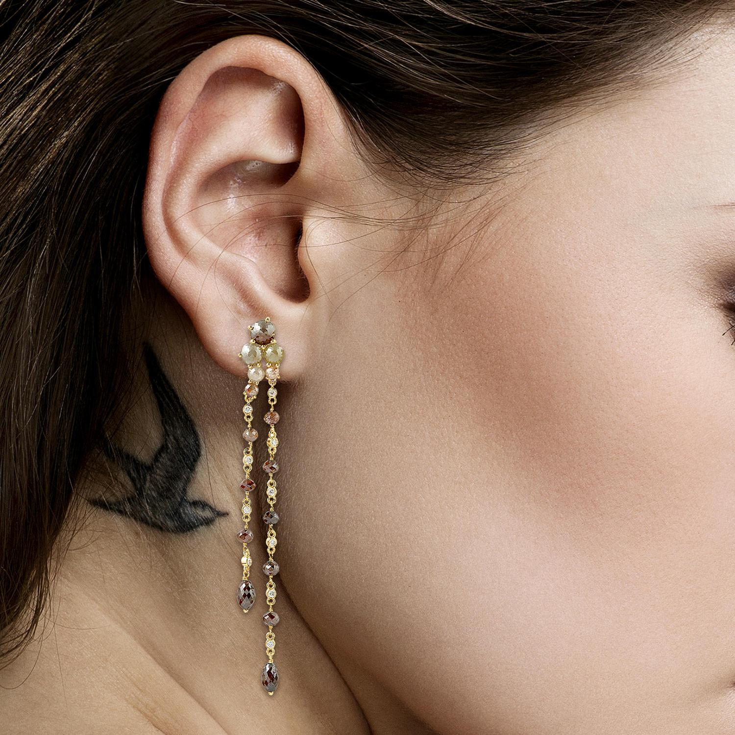 La jolie et chic boucle d'oreille diamant de glace de 3 pouces de long peut être portée en toute occasion.

18KT : 5.389 gms
Diamant : 12,26 cts