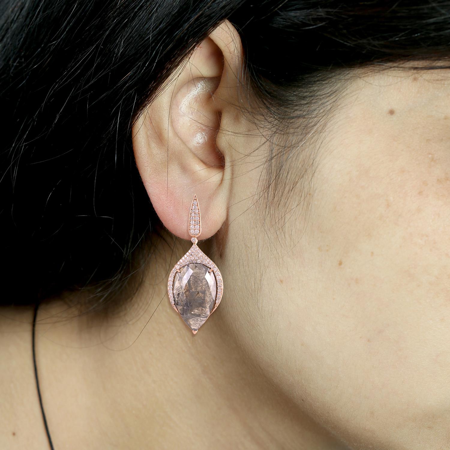18kt:7.75gms,
Diamond:23.36cts,,,
Dimensioni: 46X18MM