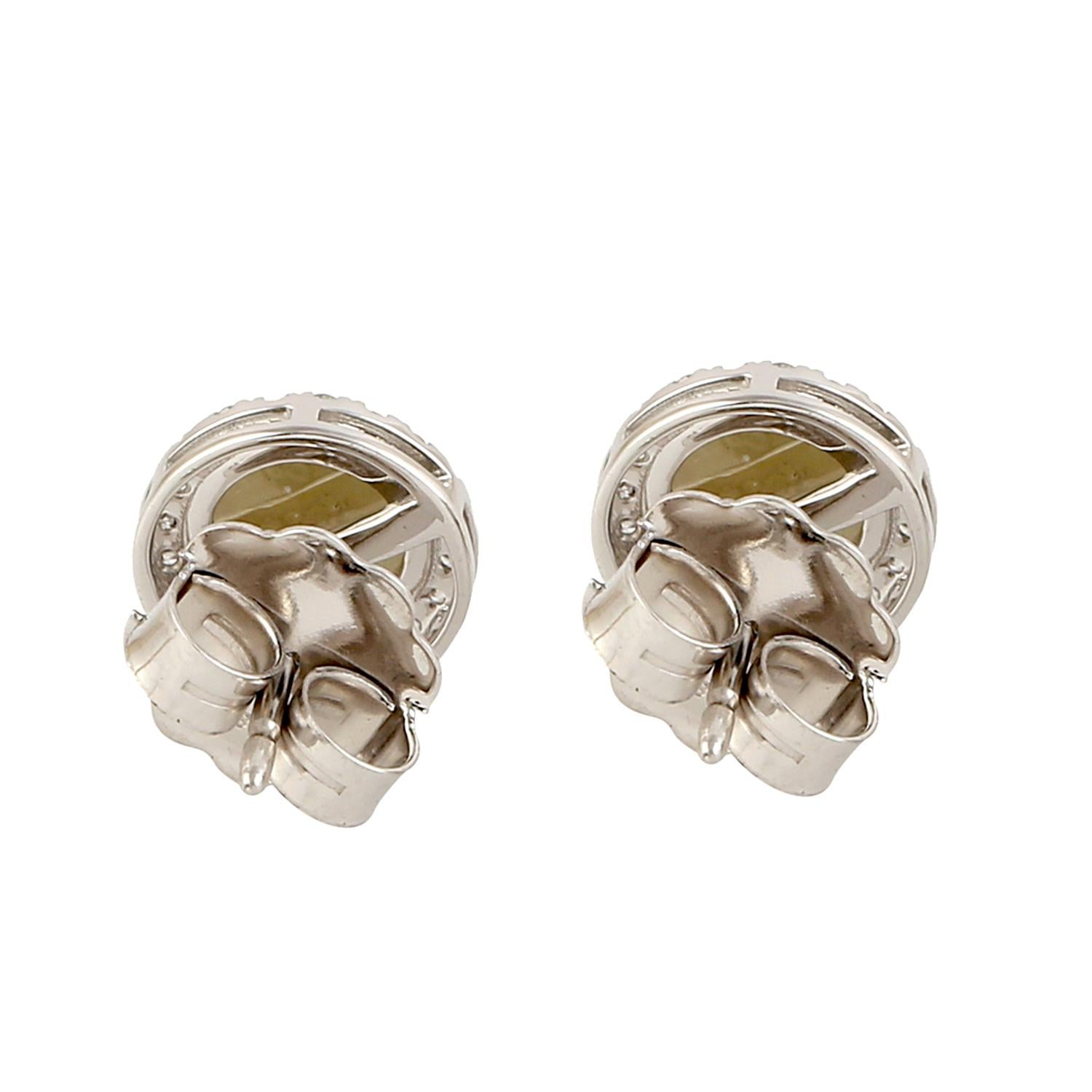 Artisan Boucles d'oreilles minimales en or blanc 18 carats avec diamant en forme de glace en vente