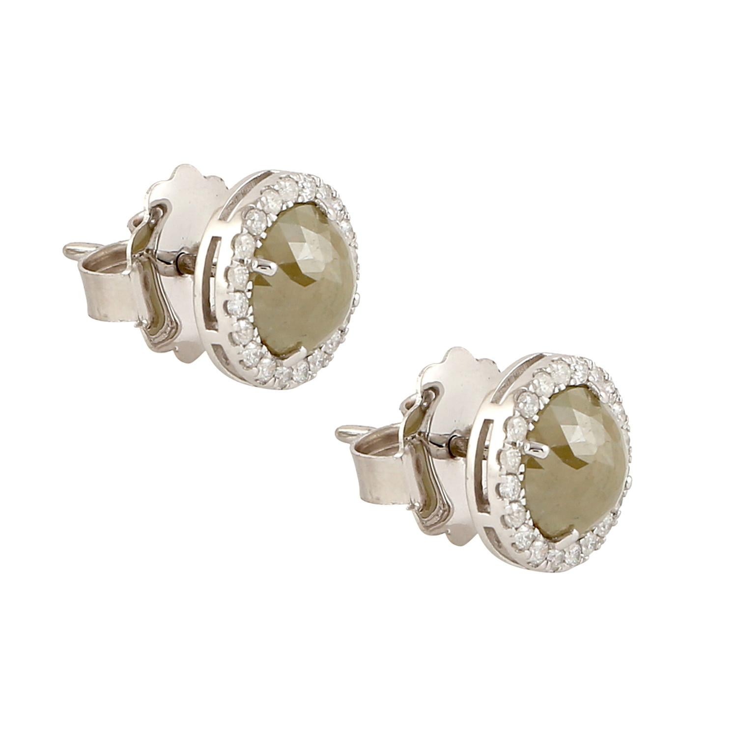 Taille mixte Boucles d'oreilles minimales en or blanc 18 carats avec diamant en forme de glace en vente