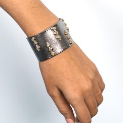 Brazalete de oro blanco y plata de 18 quilates con diamantes montados en hielo