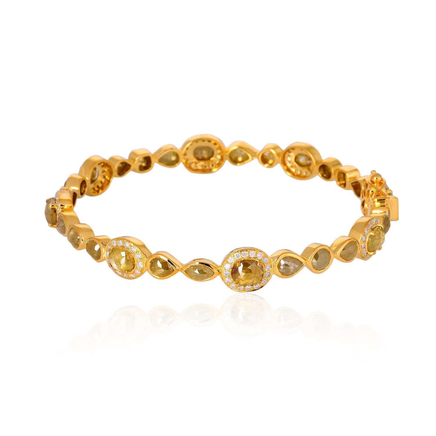 Nieten-Armreif aus 18 Karat Gelbgold mit Eis-Diamant und Pavé-Diamant im Zustand „Neu“ im Angebot in New York, NY