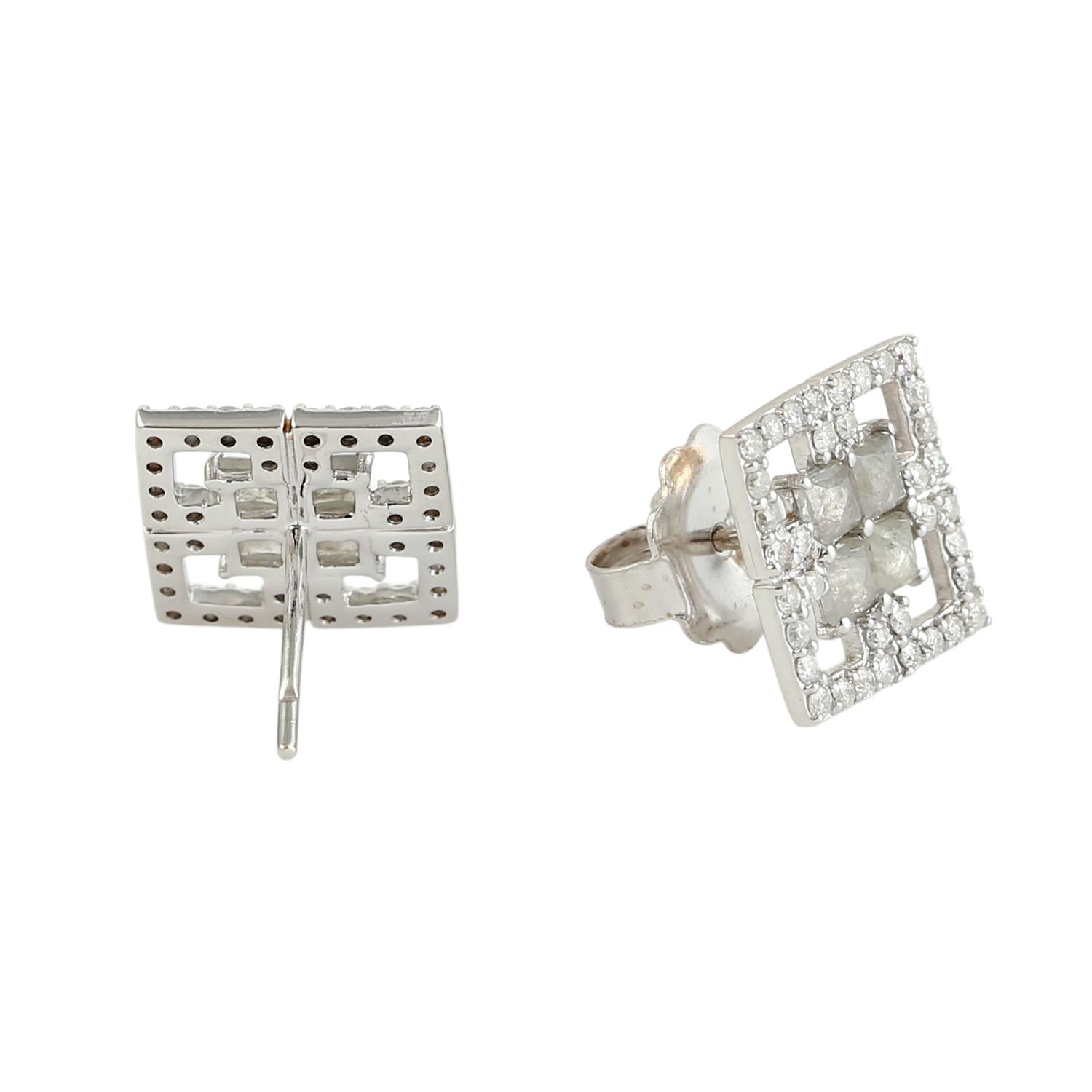 Taglio misto Borchie con diamanti Ice Accentate con diamanti Pave in oro bianco 18 carati in vendita