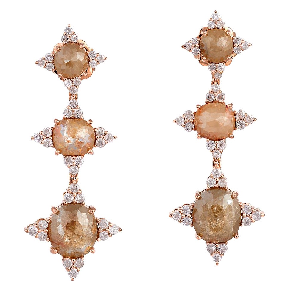 Boucles d'oreilles triples en goutte en or 18 carats avec diamants glacés entourés de diamants pavés en vente