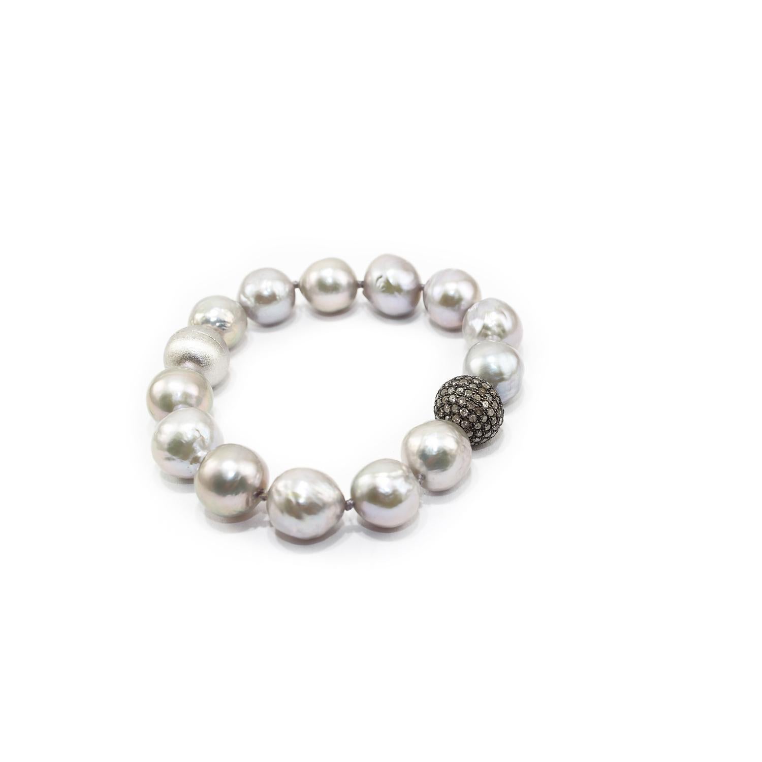 Nice bracelet made up of ice diamonds pave on silver setting, baroque grey pearls and 925 satin silver clasp. 
Ice diamonds pave ct. 2,24
Baroque grey pearls
925 satin silver clasp (magnet system)
Total lenght (including clasp) is cm 19