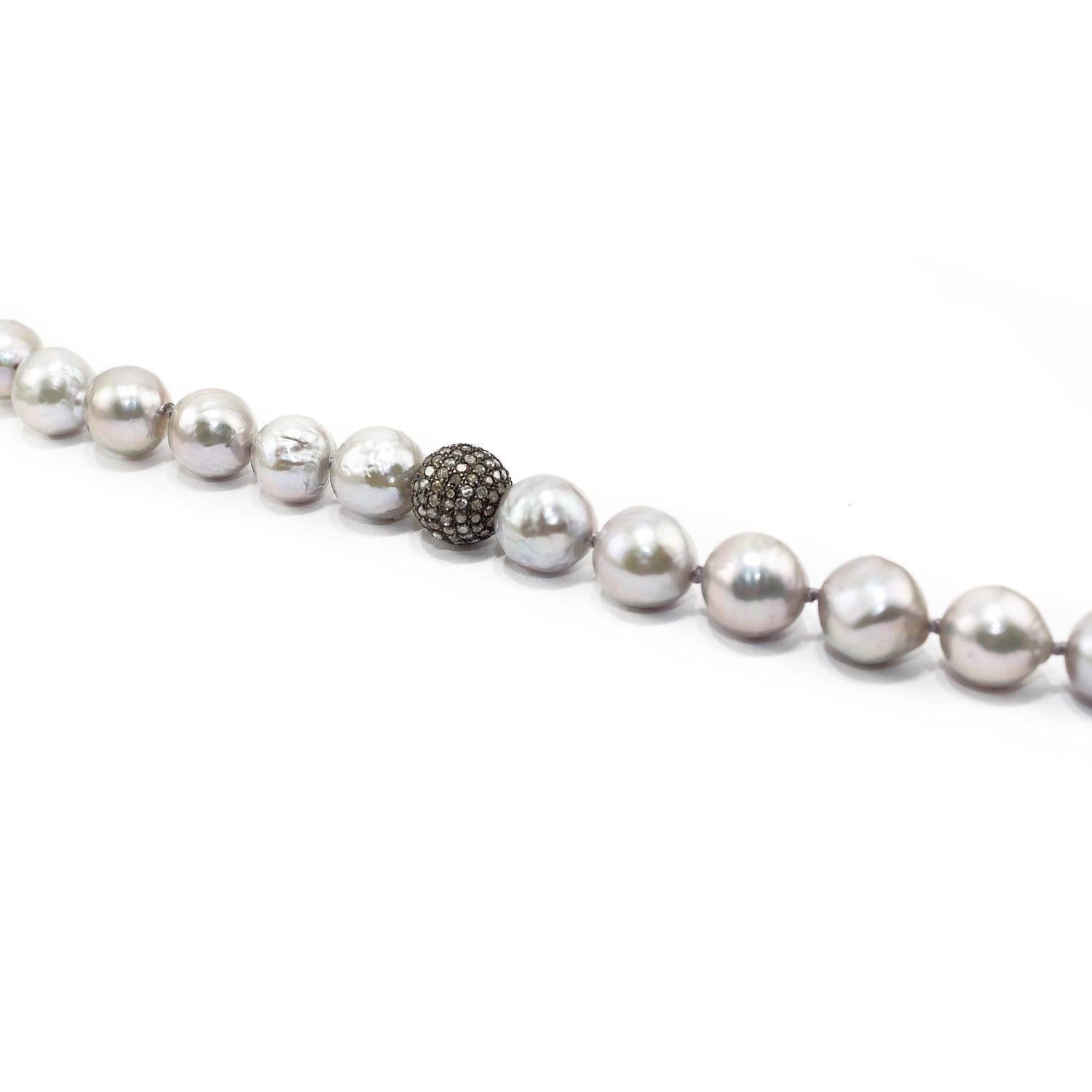 Ice Diamonds Pave, Pearls and Silver Clasp In New Condition For Sale In Torre del Greco, IT