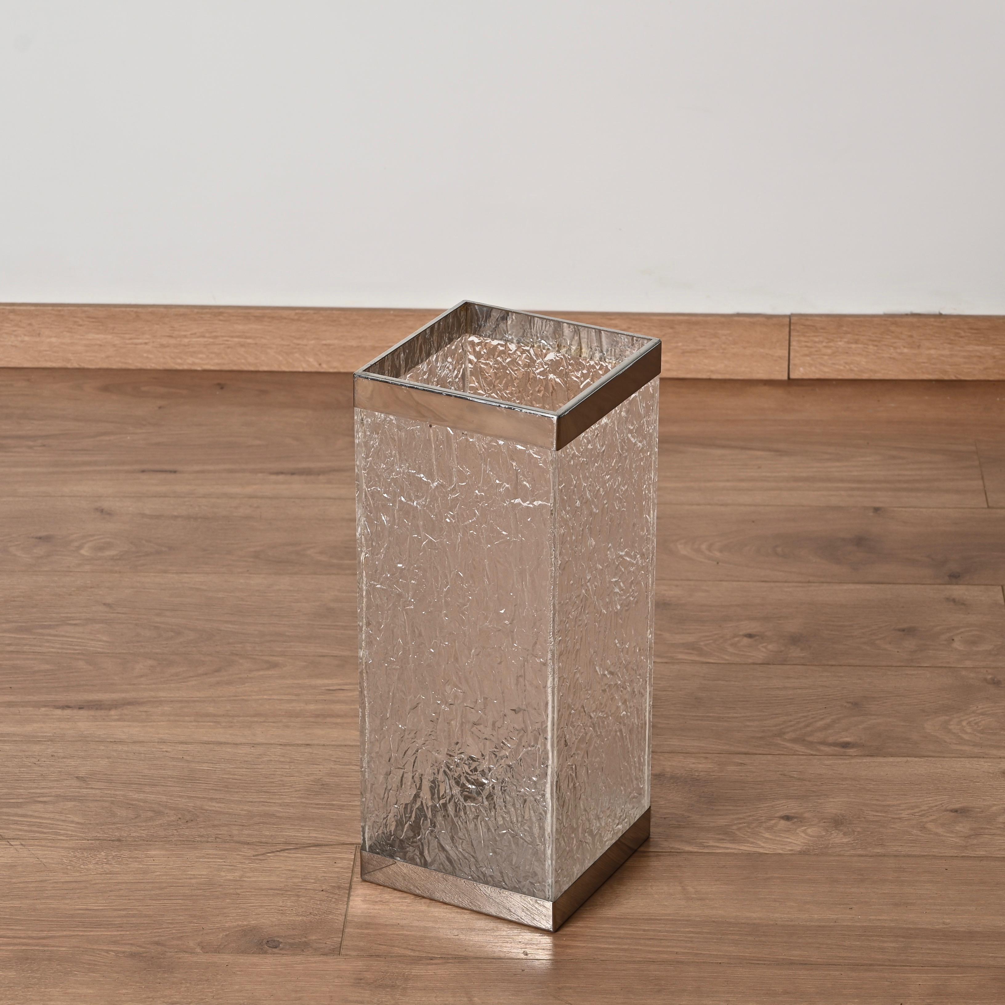 Magnifique porte-parapluie du milieu du siècle en lucite effet glace et chrome. Cette pièce élégante a été produite en Italie dans les années 1970, clairement dans le style d'un design de Willy Rizzo. 

Dans un état exceptionnel, cette pièce unique