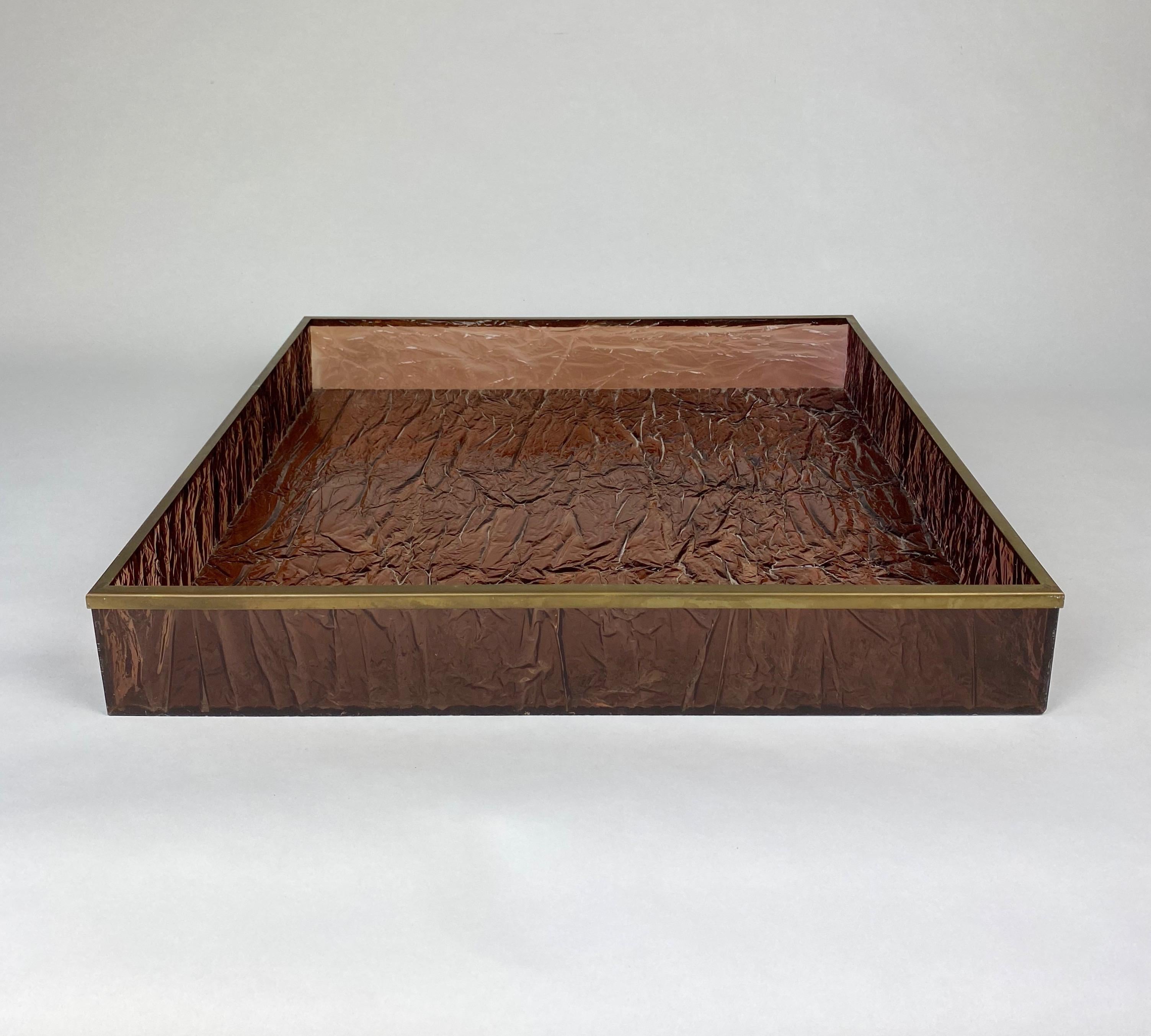 Centro de mesa bandeja efecto hielo, Lucite y latón Estilo Willy Rizzo, Italia, años 70 en Bueno estado para la venta en Rome, IT
