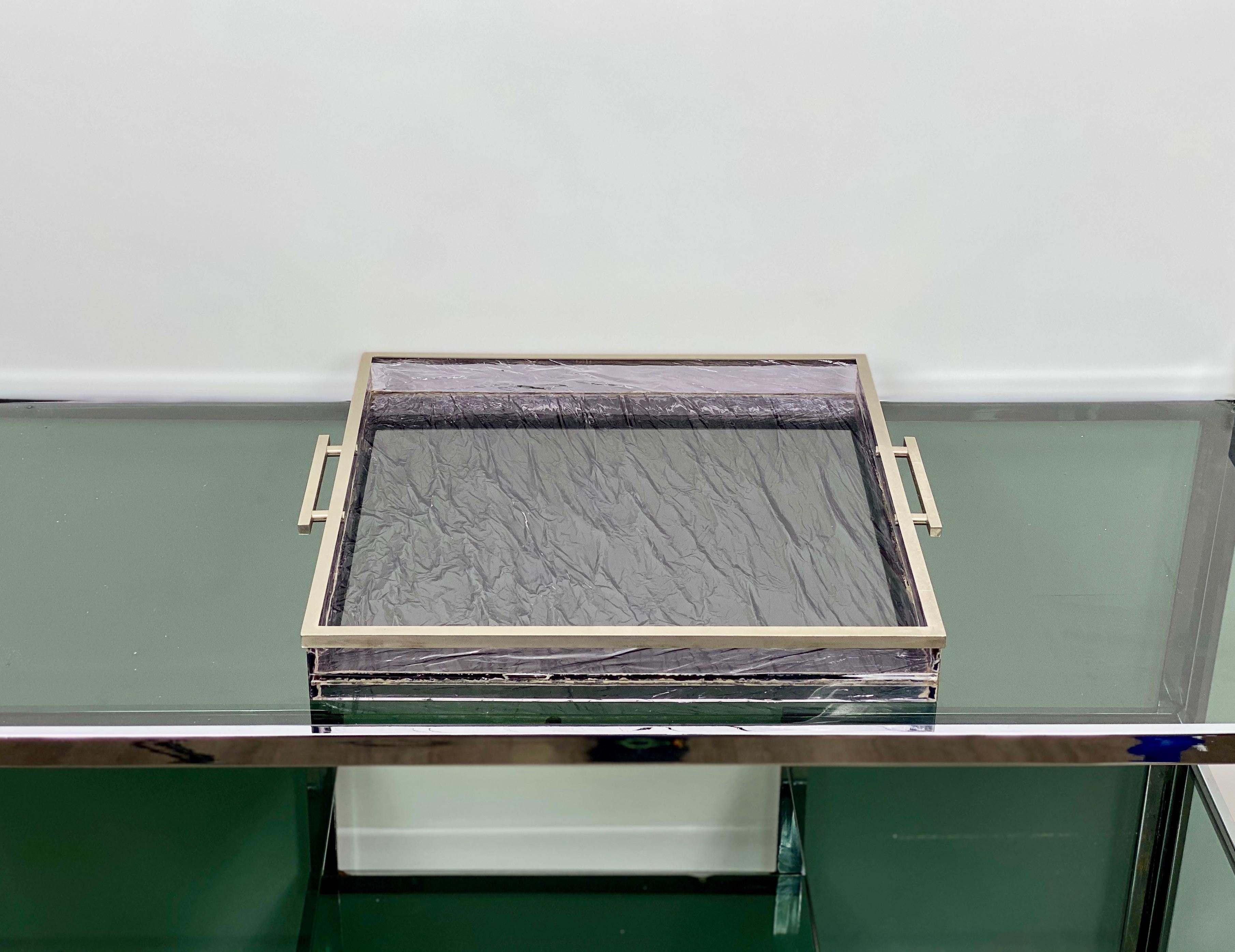Tafelaufsatz/Tablett aus Lucite mit Eis-Effekt, Metallstruktur und Griffen. Im Stil des italienischen Designers Willy Rizzo, Italien, um 1970.
