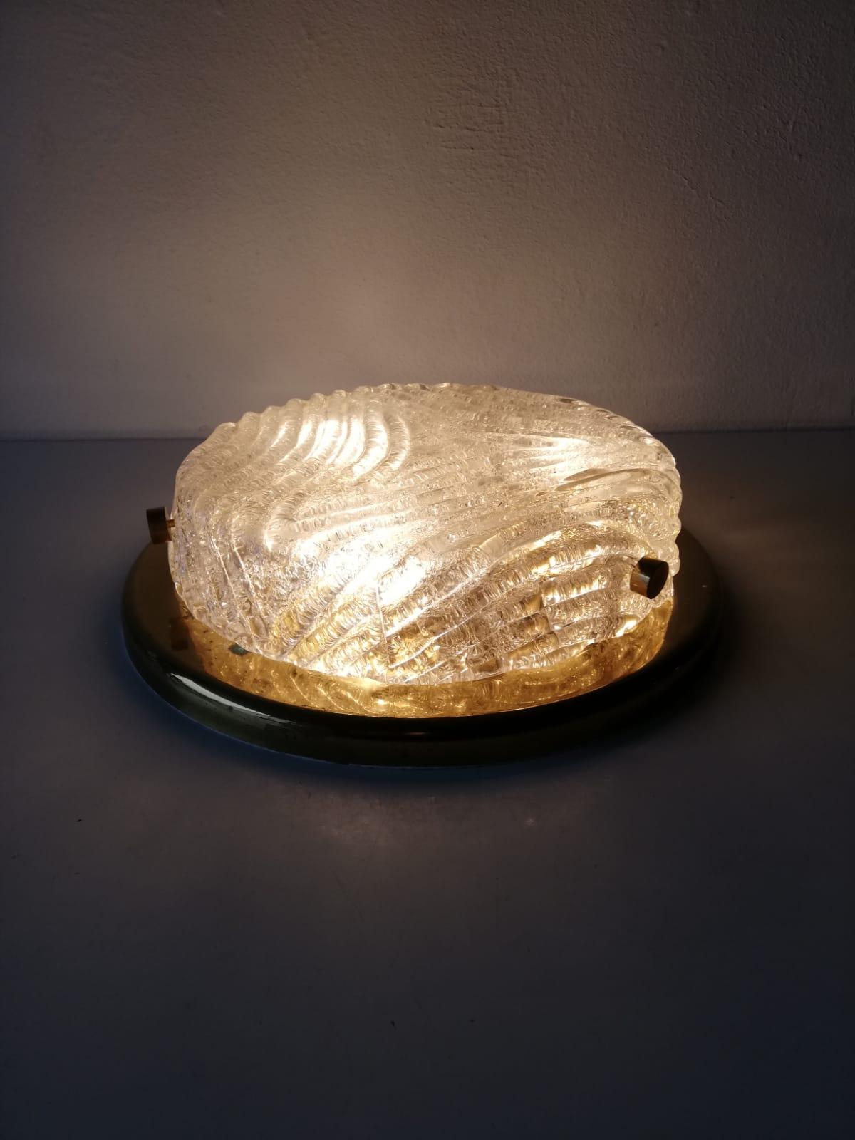 Runde Unterputzdose aus Eisglas und Messing von Hillebrand, 1960er Jahre Deutschland

Sehr elegante Deckenleuchte. 

Er ist sehr ideal und für alle Wohnbereiche geeignet.


Die Lampe ist in gutem Zustand. Keine Beschädigung, kein
