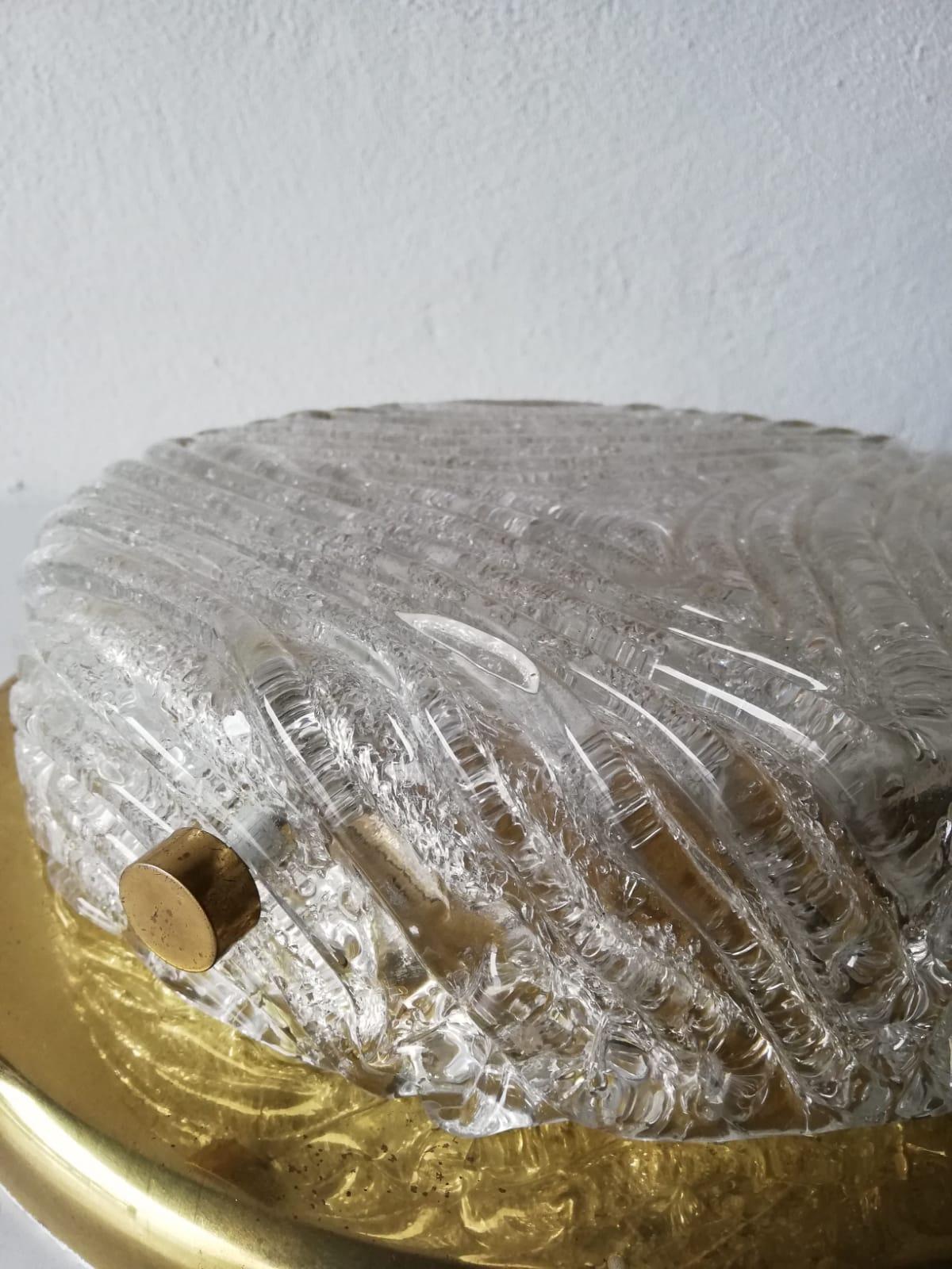 Runde Einbaubeleuchtung aus Eisglas und Messing von Hillebrand, Deutschland, 1960er Jahre (Mitte des 20. Jahrhunderts) im Angebot